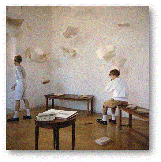 본문 이미지 - 베르나르 포콩_ 날아다니는 종이들_LES PAPIERS QUI VOLENT_1980_Fresson Print 파리 퐁피두 미술관 작품 소장ⓒBernard Faucon&#40;사진제공 공근혜갤러리&#41;