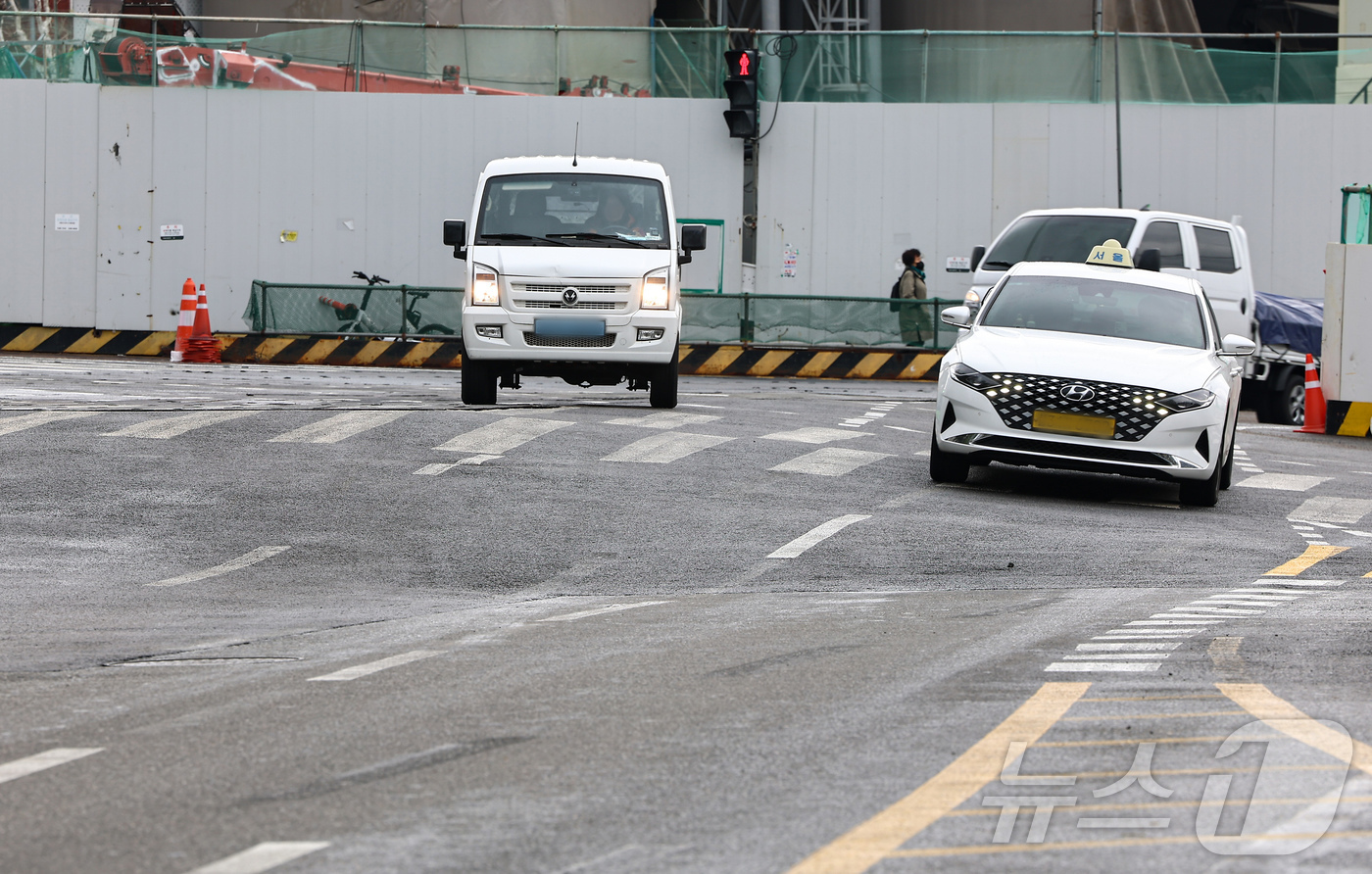 (서울=뉴스1) 김도우 기자 = 14일 서울 영등포구 신안산선 신풍역 공사장 근처 도로가 솟아올라 있다.서울시는 최근 강동구 명일동 땅 꺼짐, 광명 신안산선 공사장 붕괴사고가 발생 …