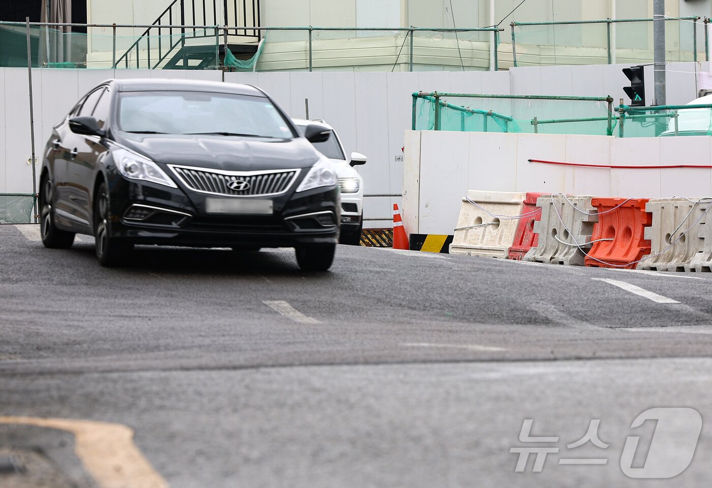 본문 이미지 - 서울 영등포구 신안산선 신풍역 공사장 근처 도로가 솟아올라 있다. 2025.4.14/뉴스1 ⓒ News1 김도우 기자