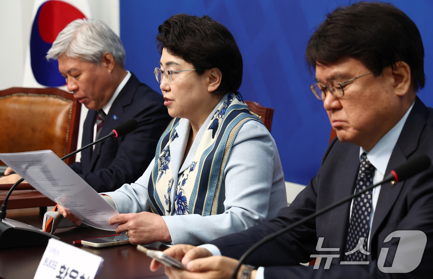 (서울=뉴스1) 김민지 기자 = 김선민 조국혁신당 대표 권한대행이 14일 오전 서울 여의도 국회에서 열린 최고위원회의에서 모두 발언을 하고 있다.오른쪽부터 황운하 원내대표, 김 권 …