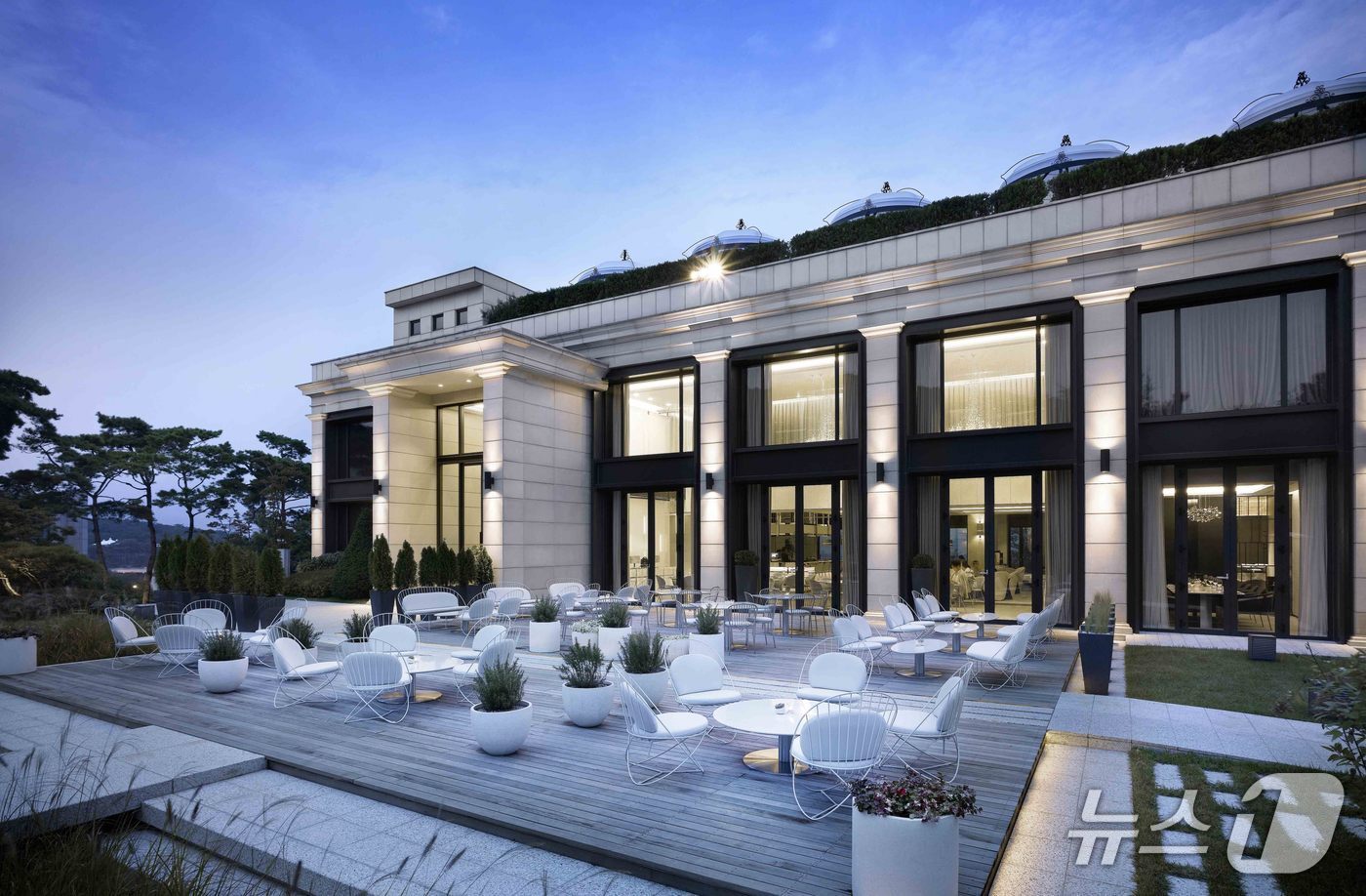 본문 이미지 - 반얀트리클럽앤스파서울의 레스토랑 &#39;페스타&#39; 전경.&#40;반얀트리서울 제공&#41;