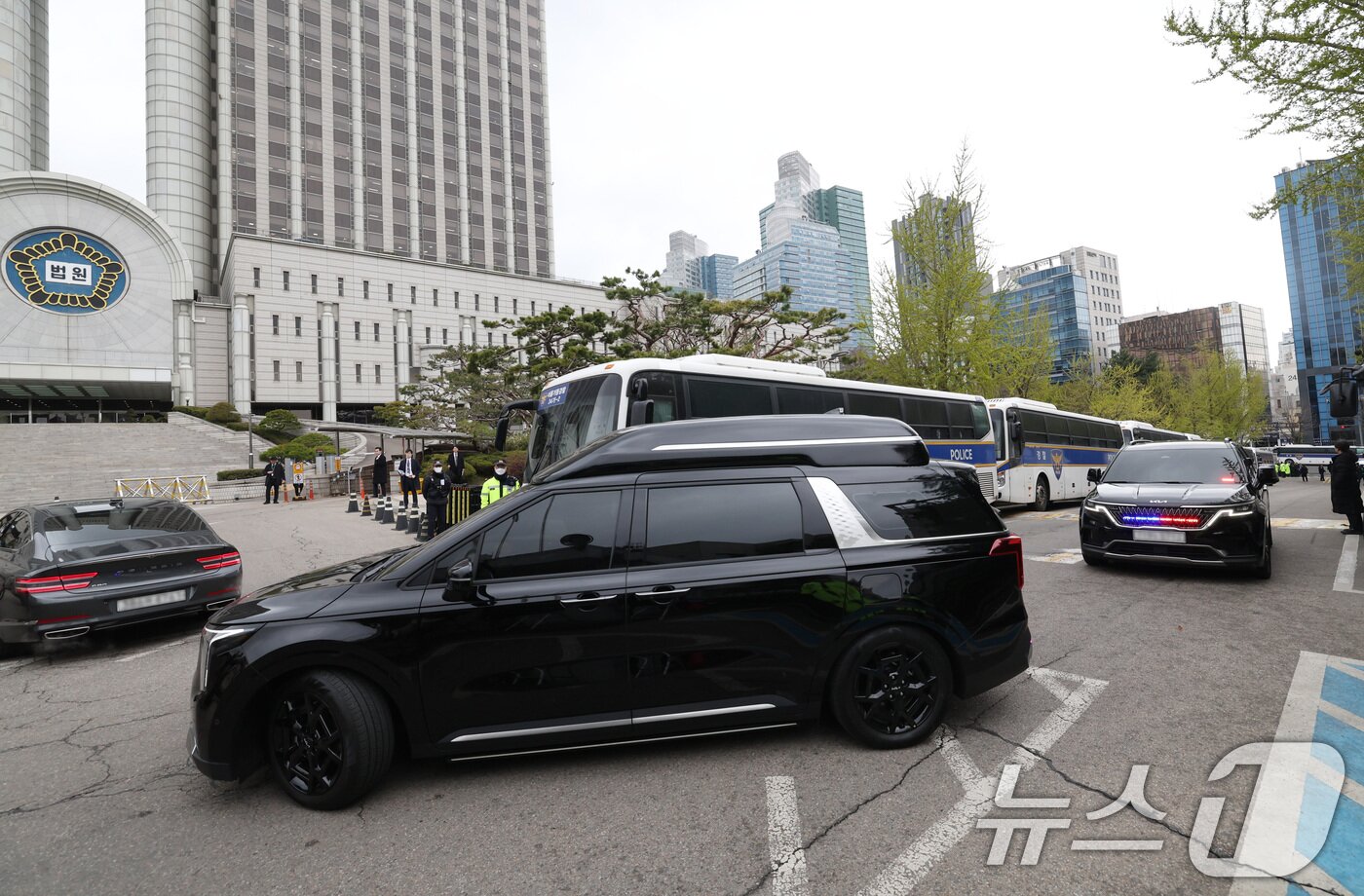 본문 이미지 - 내란 우두머리 혐의로 기소된 윤석열 전 대통령의 첫 정식 형사재판이 열리는 14일 오전 윤 전 대통령이 탑승한 차량이 서울 서초구 서울중앙지방법원 지하주차장으로 들어가고 있다. 2025.4.14/뉴스1 ⓒ News1 사진공동취재단