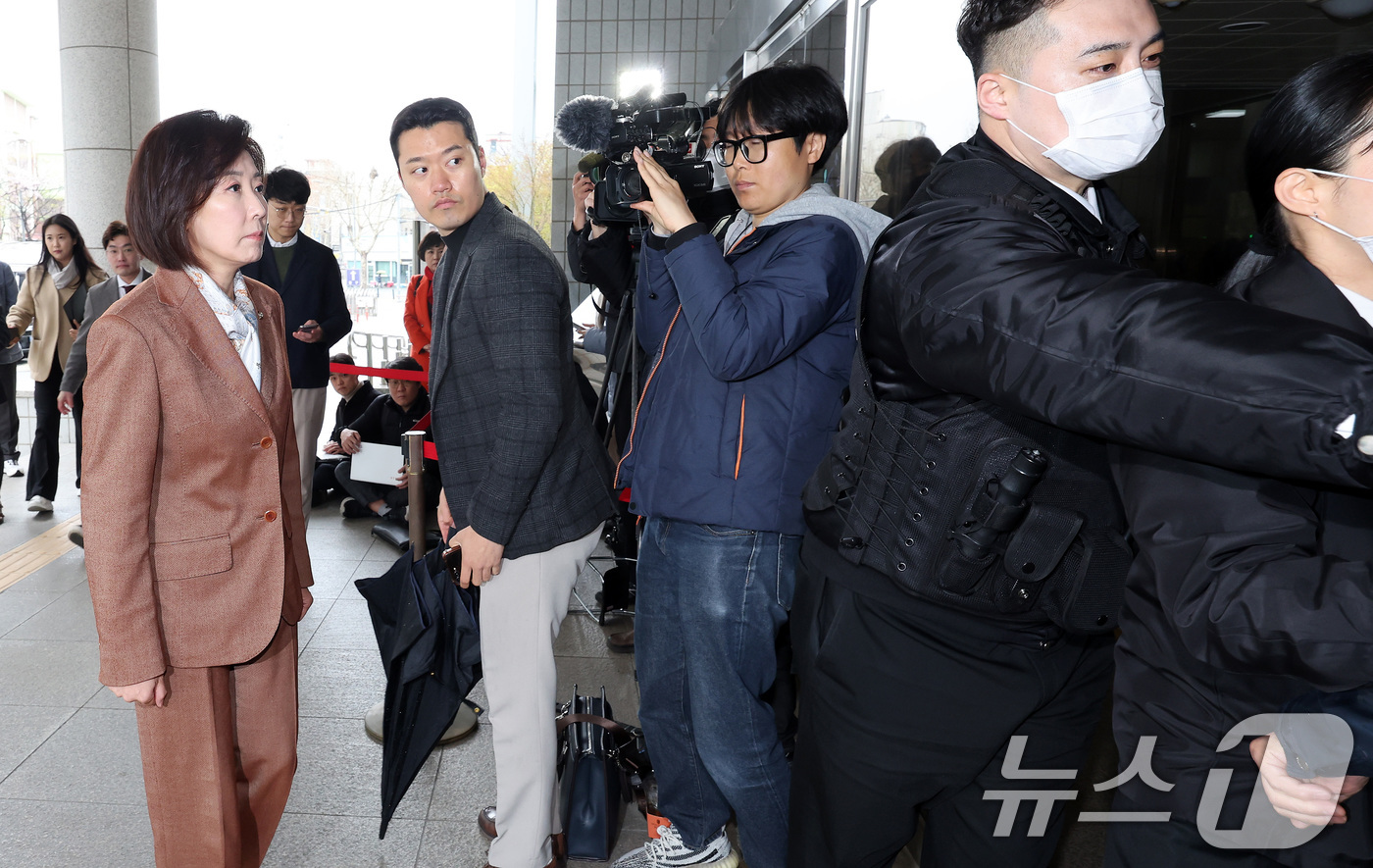 (서울=뉴스1) 이동해 기자 = 제21대 대통령선거 출마를 선언한 나경원 국민의힘 의원이 14일 오전 서울 양천구 남부지법에서 열린 패스트트랙 속행 공판에 출석하다 한 시민의 항의 …