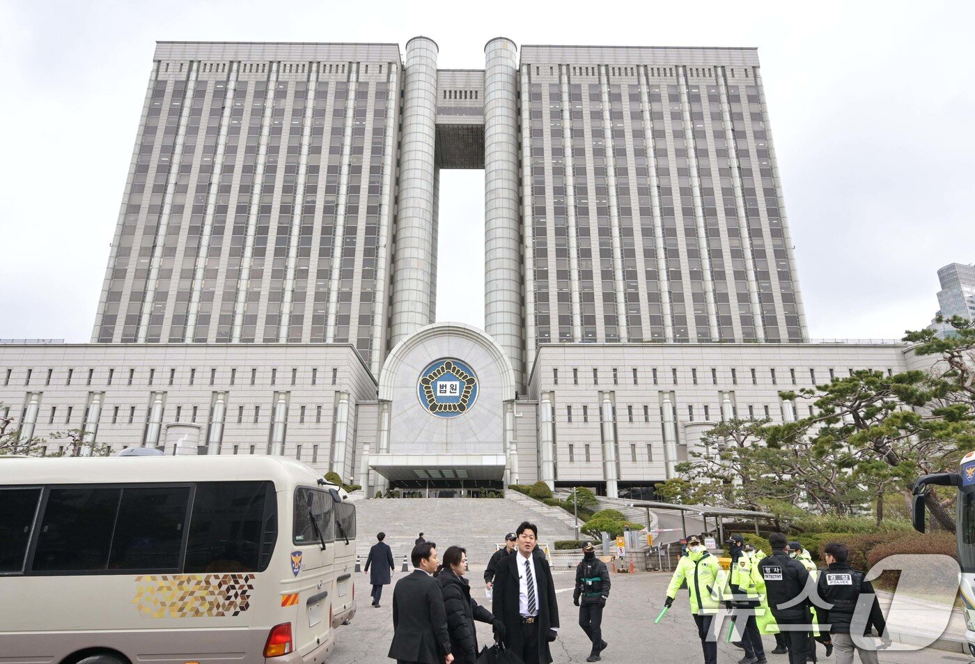 본문 이미지 - 윤석열 전 대통령의 내란 혐의 첫 형사 재판이 열리는 14일 서울중앙지방법원 입구가 통제되고 있다. 2025.4.14/뉴스1 ⓒ News1 사진공동취재단