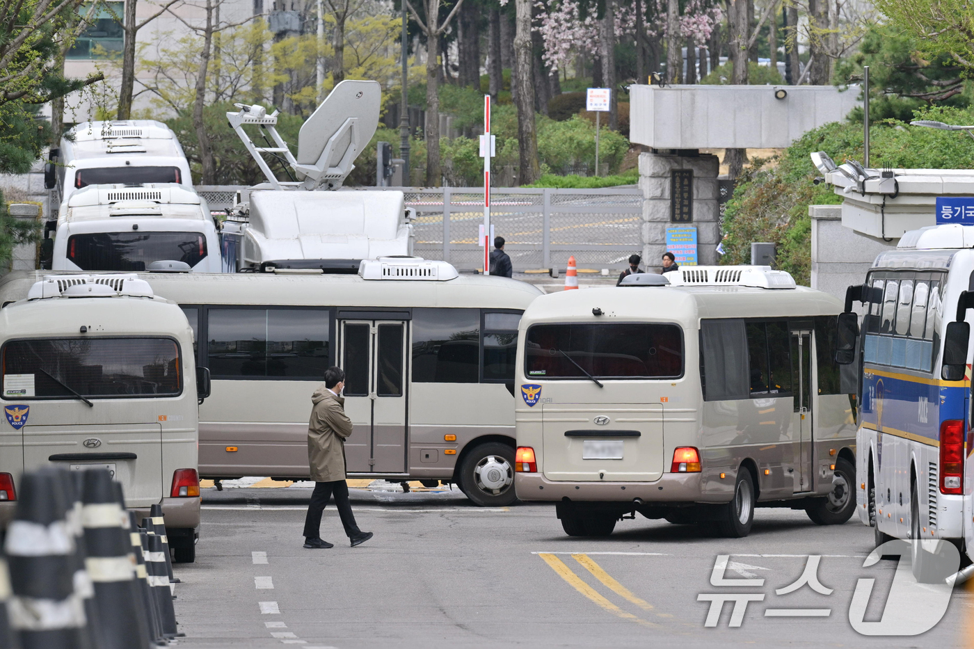 (서울=뉴스1) 사진공동취재단 = 윤석열 전 대통령의 내란 혐의 첫 형사 재판이 열리는 14일 서울중앙지방법원 입구가 통제되고 있다.법원은 지난 11일 밤부터 이날 자정까지 필수업 …