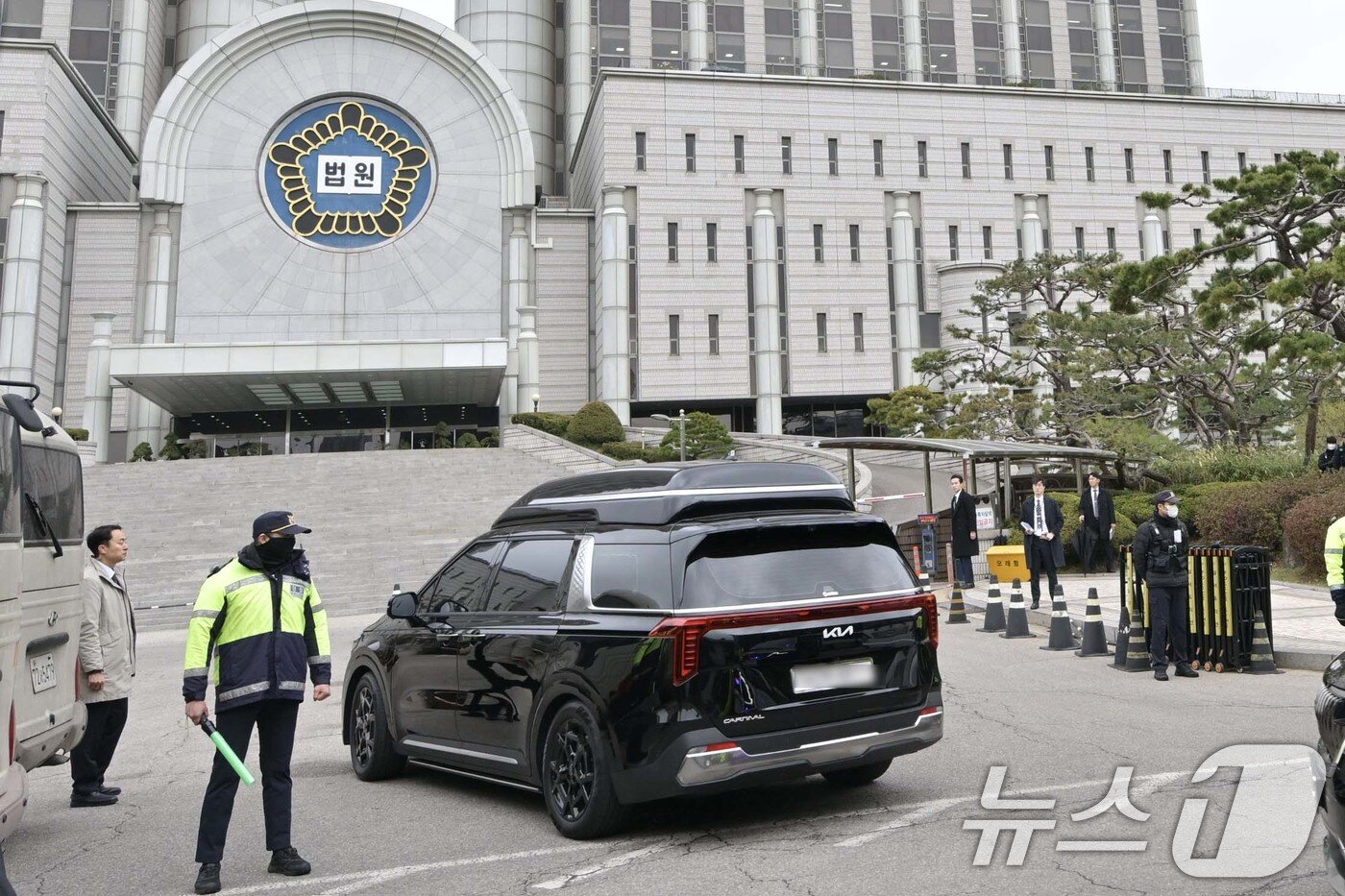 본문 이미지 - 윤석열 전 대통령의 내란 혐의 첫 형사 재판이 열리는 14일 서울중앙지방법원으로 윤 전 대통령이 탑승한 차량이 들어가고 있다. 2025.4.14/뉴스1 ⓒ News1 사진공동취재단