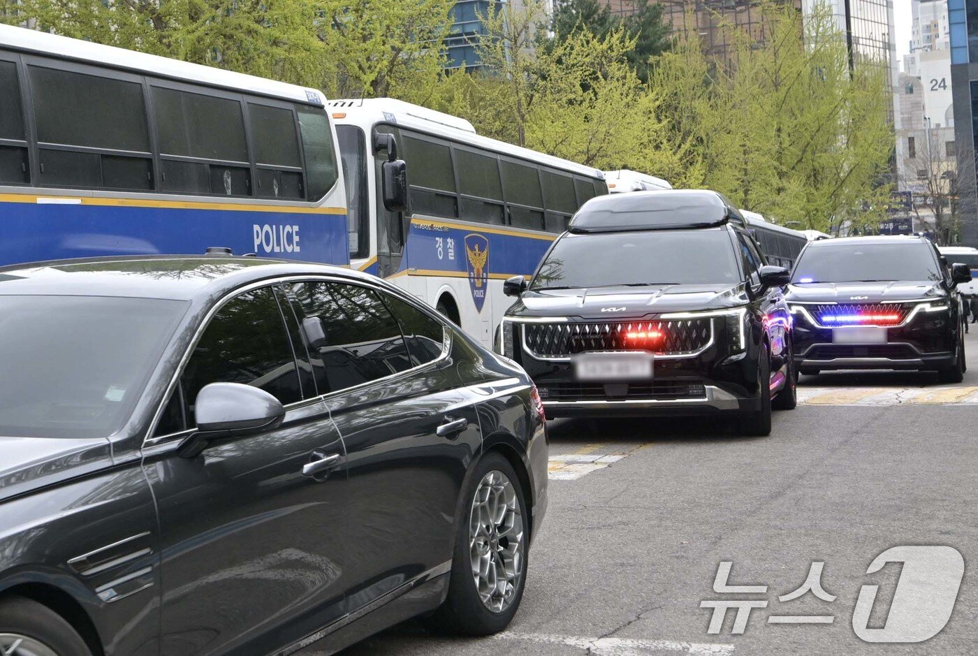 본문 이미지 - 윤석열 전 대통령의 내란 혐의 첫 형사 재판이 열리는 14일 서울중앙지방법원으로 윤 전 대통령이 탑승한 차량이 들어가고 있다. 2025.4.14/뉴스1 ⓒ News1 사진공동취재단