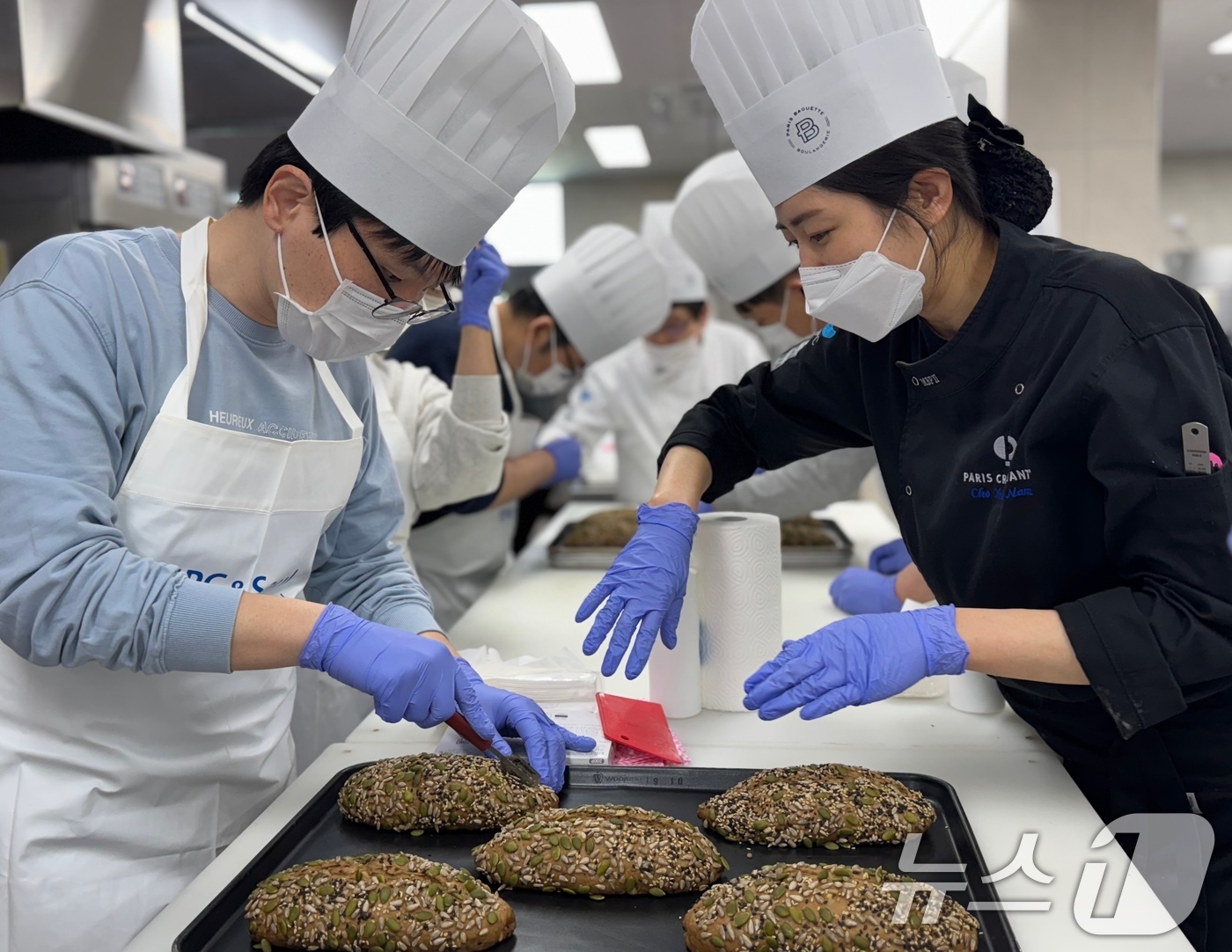 (서울=뉴스1) = SPC그룹이 장애인의 날을 앞두고 발달장애인 근로자들을 위한 제과제빵 기술교육을 진행했다고 14일 밝혔다.지난 11일 서울 송파구에 위치한 파리크라상 송파교육장 …