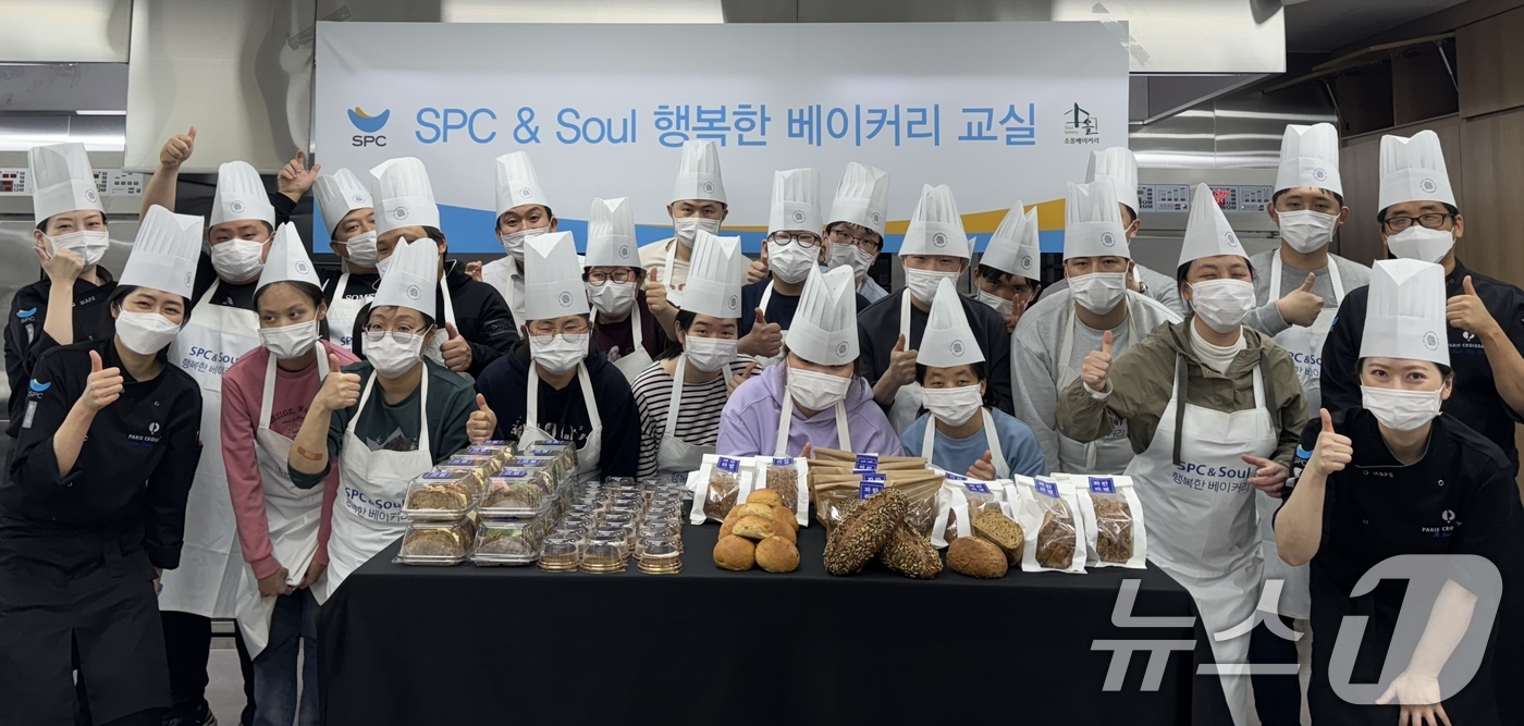 (서울=뉴스1) = SPC그룹이 장애인의 날을 앞두고 발달장애인 근로자들을 위한 제과제빵 기술교육을 진행했다고 14일 밝혔다.지난 11일 서울 송파구에 위치한 파리크라상 송파교육장 …