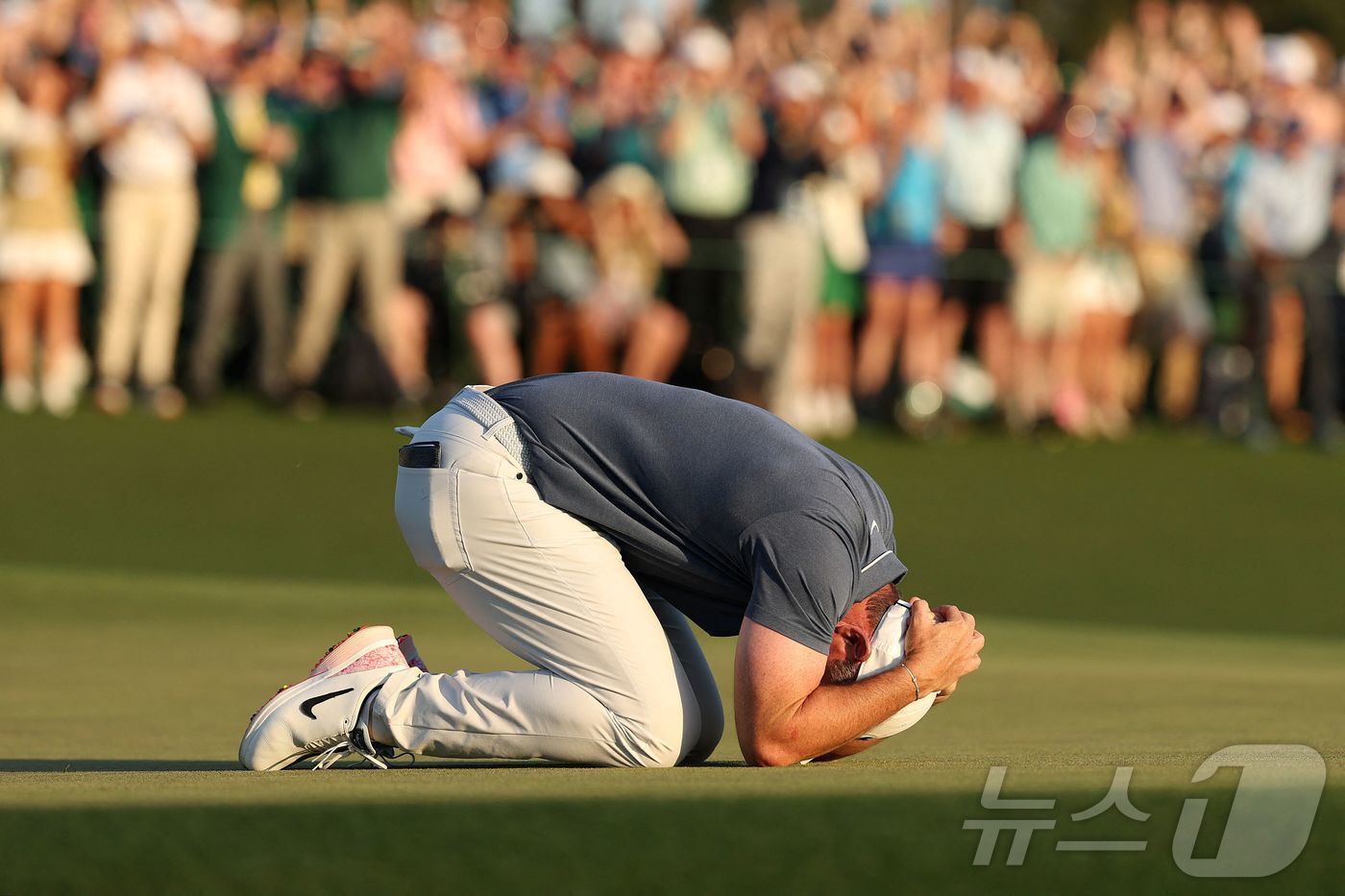 본문 이미지 - 북아일랜드의 로리 매킬로이가 13일&#40;현지시간&#41; 조지아주 오거스타 내셔널 골프클럽에서 열린 제89회 마스터스 토너먼트 연장서 17번째 도전 끝에 첫 우승을 한 뒤 오열을 하고 있다. 2025.04.14 ⓒ AFP=뉴스1 ⓒ News1 우동명 기자