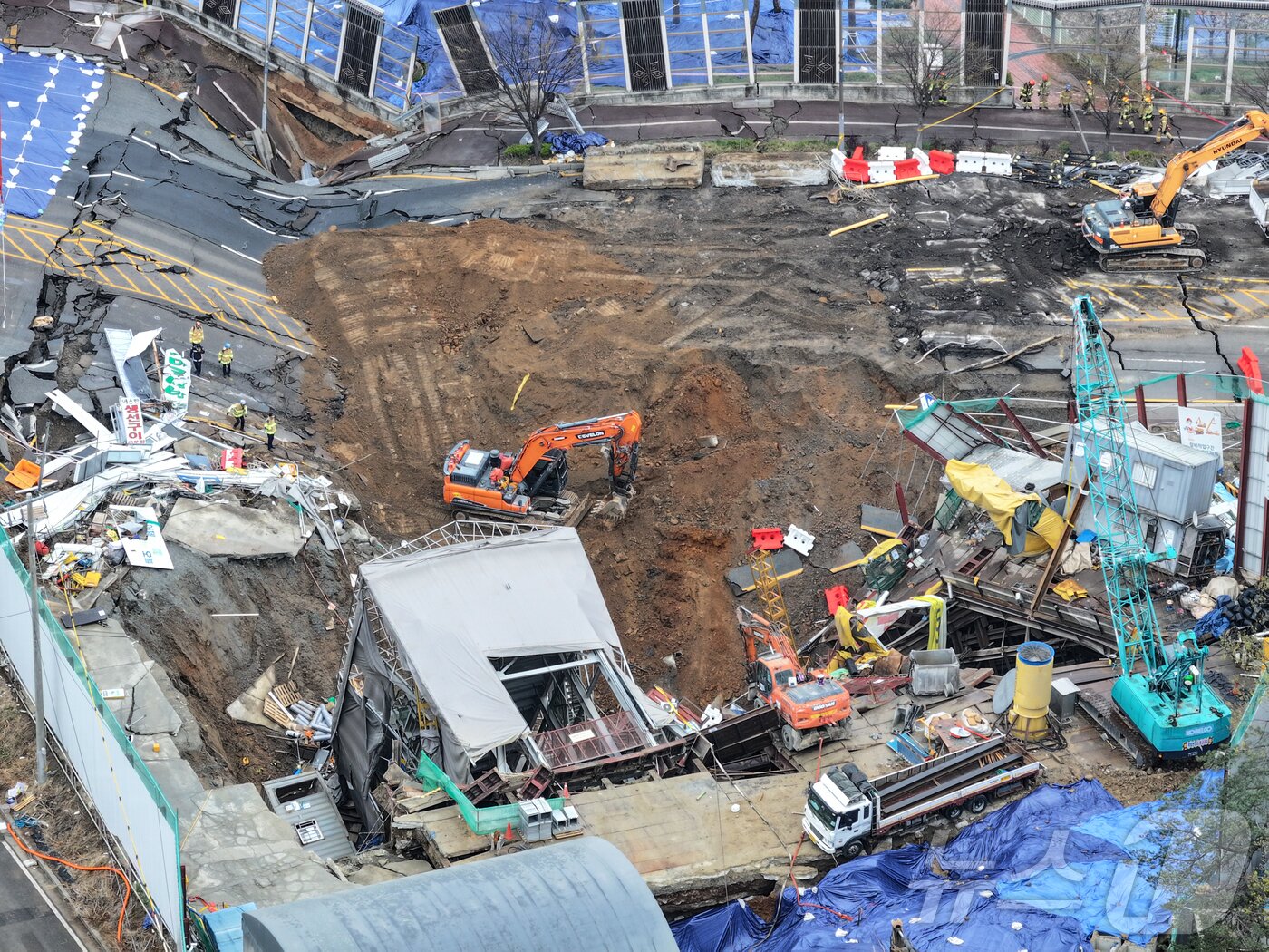 본문 이미지 - 14일 경기 광명시 일직동 신안산선 복선전철 5-2공구 붕괴 현장에서 소방관 등 관계자들이 실종자 수색 작업을 이어가고 있다. 2025.4.14/뉴스1 ⓒ News1 김도우 기자