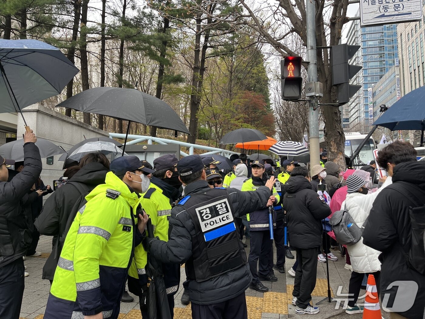 본문 이미지 - 14일 오전 서울중앙지법 앞 윤석열 전 대통령 지지자들이 모여 있는 모습. 2025.04.14/뉴스1 ⓒ 뉴스1 김종훈 기자