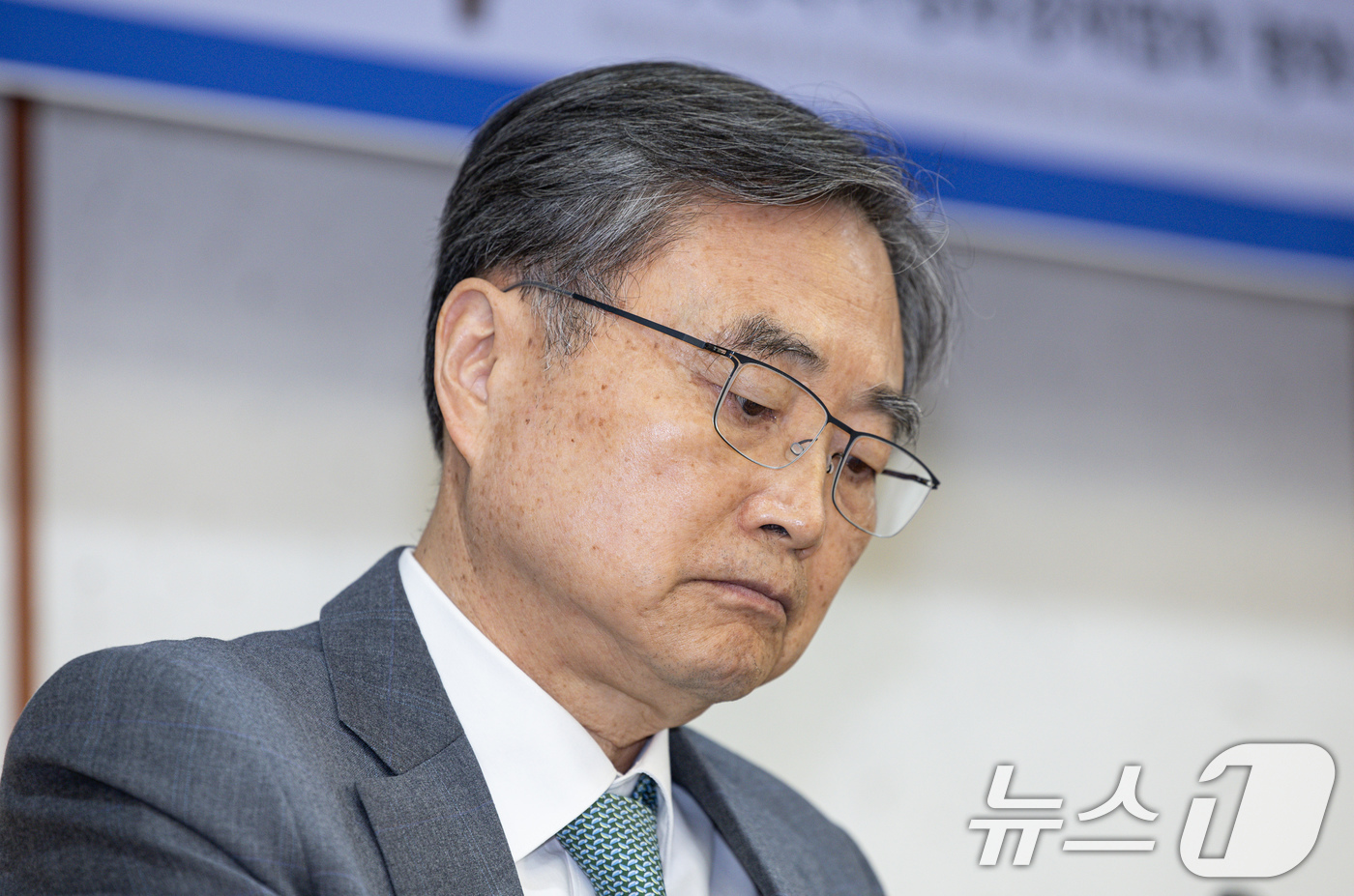 (서울=뉴스1) 이재명 기자 = 조현 전 UN 대사가14일 오전 서울 여의도 국회 의원회관에서 열린 동북아평화경제협회 세미나에서 발표를 듣고 있다. 2025.4.14/뉴스1