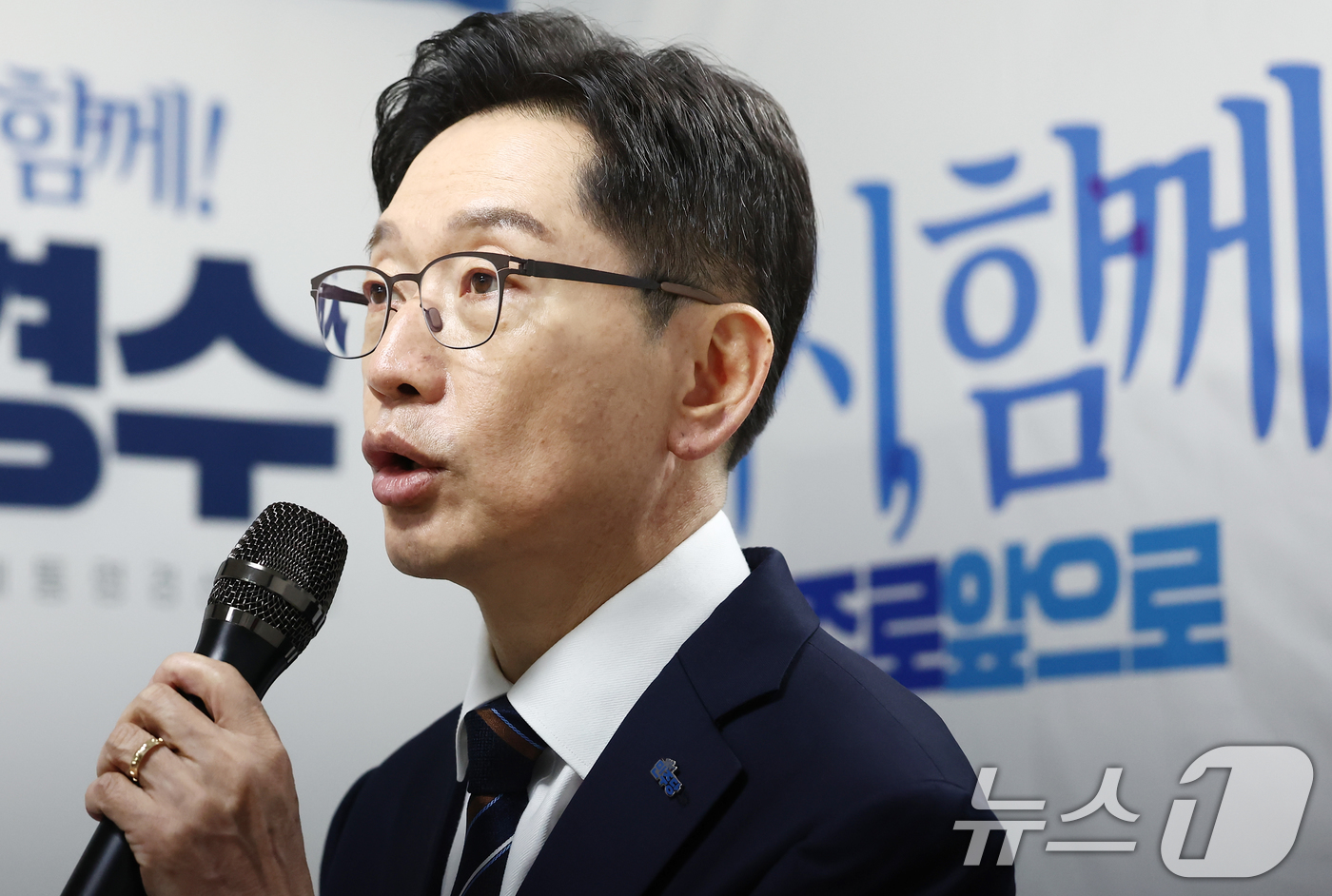 (서울=뉴스1) 김민지 기자 = 더불어민주당 대선 경선에 출마한 김경수 전 경남지사가 14일 오전 서울 영등포구 한흥빌딩에 마련된 캠프 사무실에서 대통령 집무실 이전 관련 입장 발 …