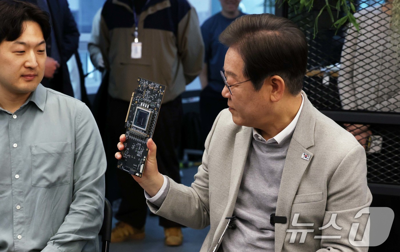 (서울=뉴스1) 국회사진취재단 = 이재명 더불어민주당 대선 예비후보가 14일 서울 강남구 퓨리오사AI를 찾아 퓨리오사AI NPU를 살펴보고 있다.    2025.4.14/뉴스1