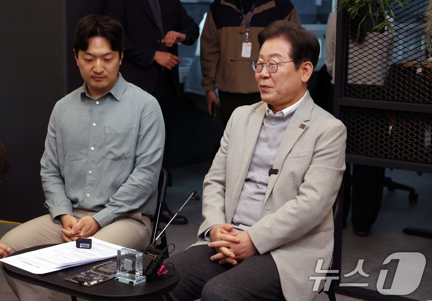 (서울=뉴스1) 국회사진취재단 = 이재명 더불어민주당 대선 예비후보가 14일 서울 강남구 퓨리오사AI를 찾아 백준호 대표 등 임직원들과 간담회를 갖고 있다.    2025.4.14 …