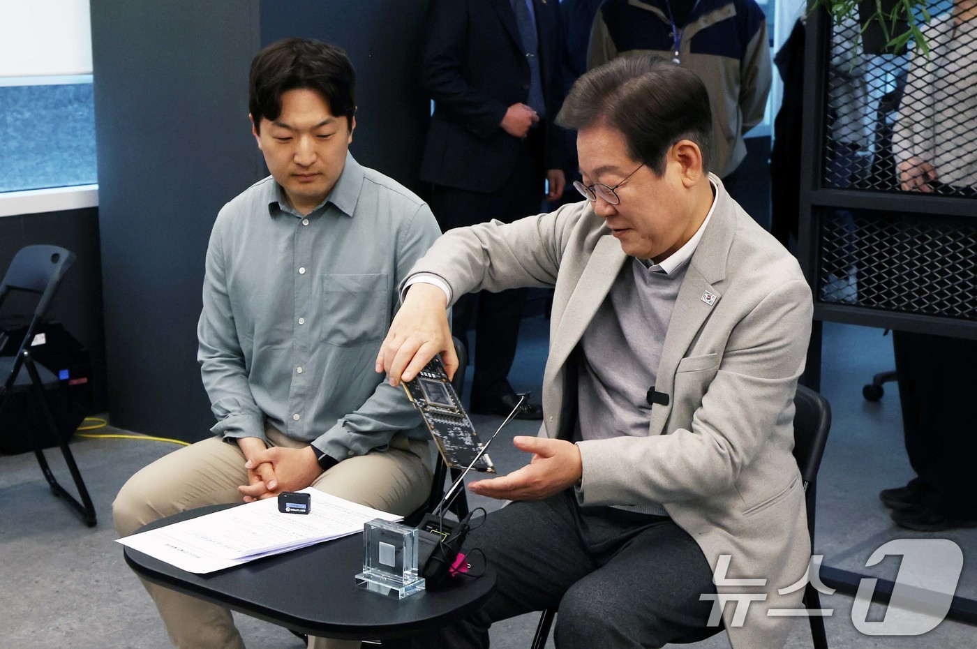 (서울=뉴스1) 국회사진취재단 = 이재명 더불어민주당 대선 예비후보가 14일 서울 강남구 퓨리오사AI를 찾아 퓨리오사AI NPU를 살펴보고 있다. 2025.4.14/뉴스1