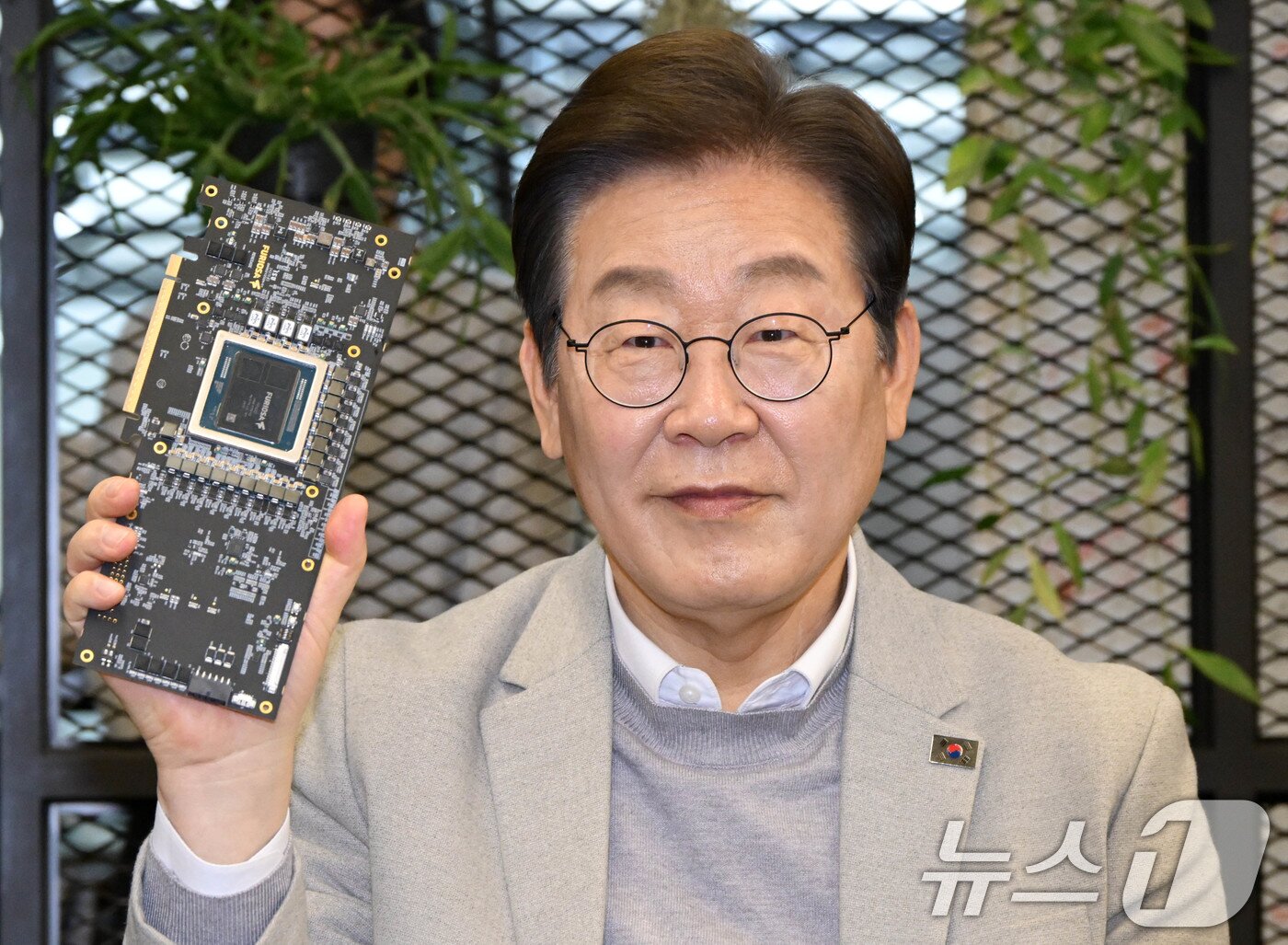 본문 이미지 - 당시 이재명 더불어민주당 대선 예비후보가 퓨리오사AI NPU칩을 들어보이고 있다. 2025.4.14 ⓒ 뉴스1 국회사진취재단