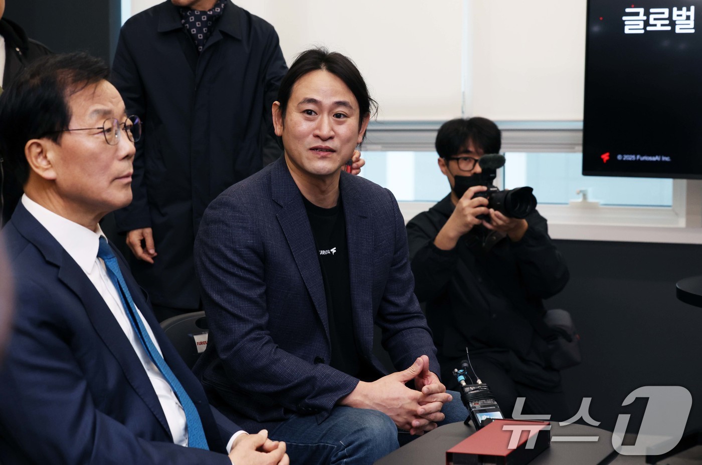(서울=뉴스1) 국회사진취재단 = 백준호 퓨리오사AI 대표가 14일 서울 강남구 인공지능(AI) 반도체 스타트업 퓨리오사에서 이재명 더불어민주당 대선 예비후보와 간담회를 갖고 있다 …