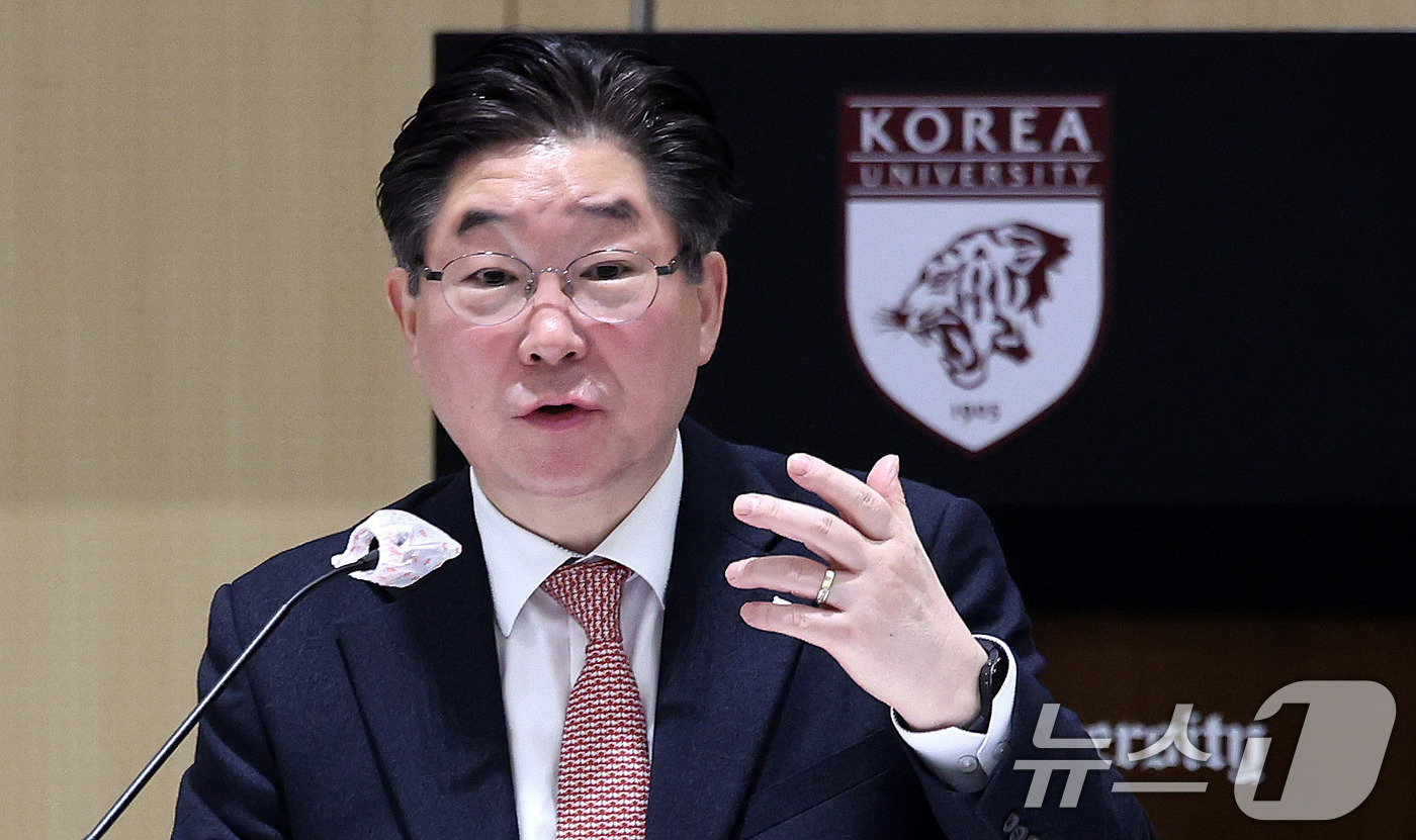(서울=뉴스1) 박지혜 기자 = 김동원 고려대 총장이 14일 서울 성북구 고려대학교 SK미래관 최종현홀에서 열린 개교 120주년 및 취임 2주년 총장 초청 기자간담회에서 모두 발언 …