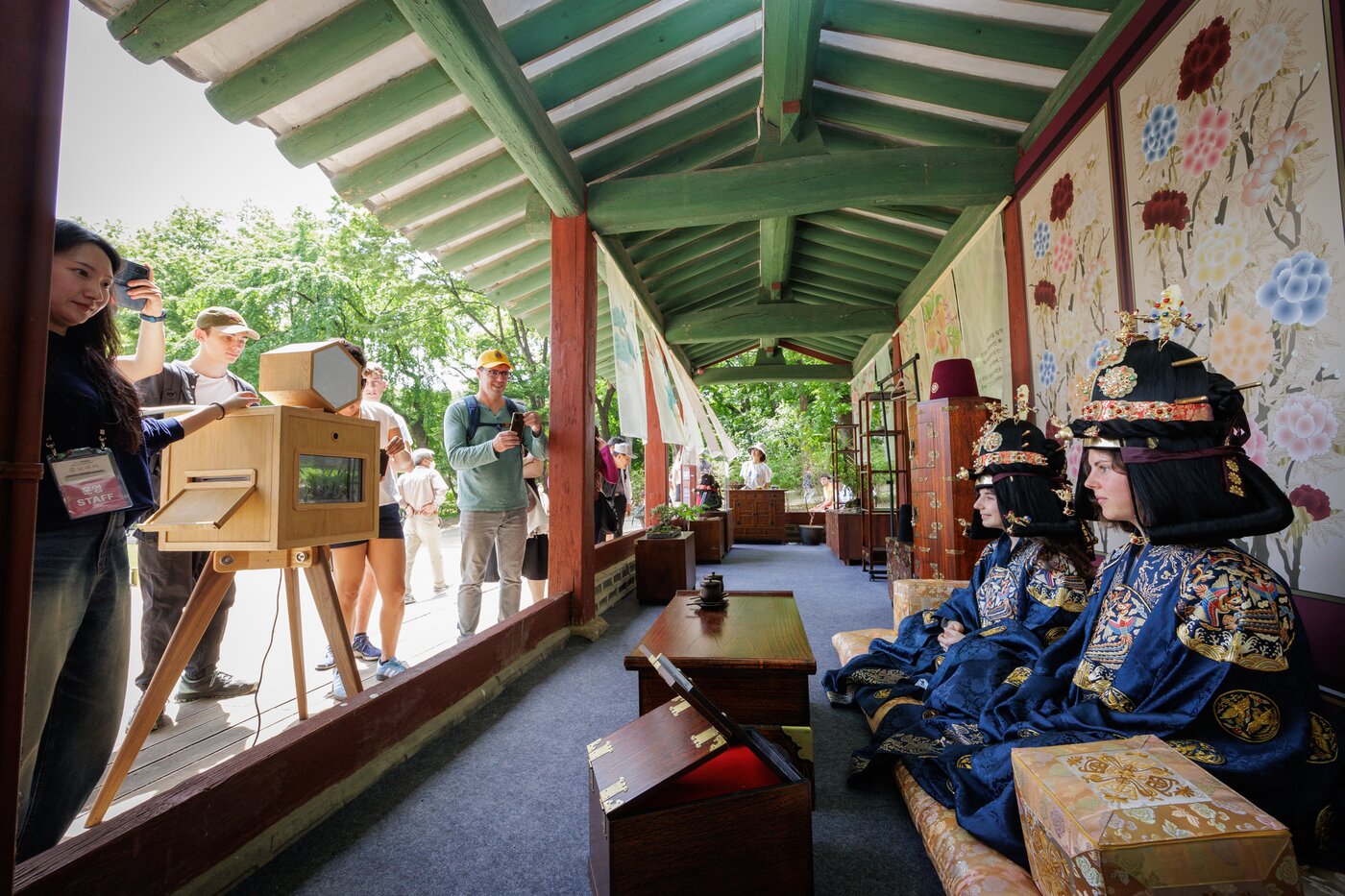 본문 이미지 - 지난해 죵묘 묘현례에서 '세자빈이 되어 사진 찍기' 행사에 참여한 외국인들 모습(국가유산청 제공)