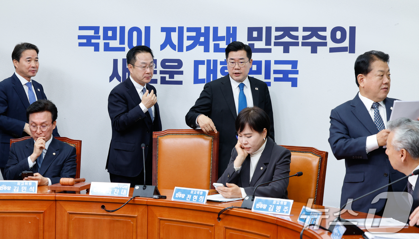 (서울=뉴스1) 안은나 기자 = 박찬대 더불어민주당 대표 직무대행 겸 원내대표가 14일 오전 서울 여의도 국회에서 최고위원회의를 마친 후 박성준 원내수석과 대화하고 있다. 2025 …