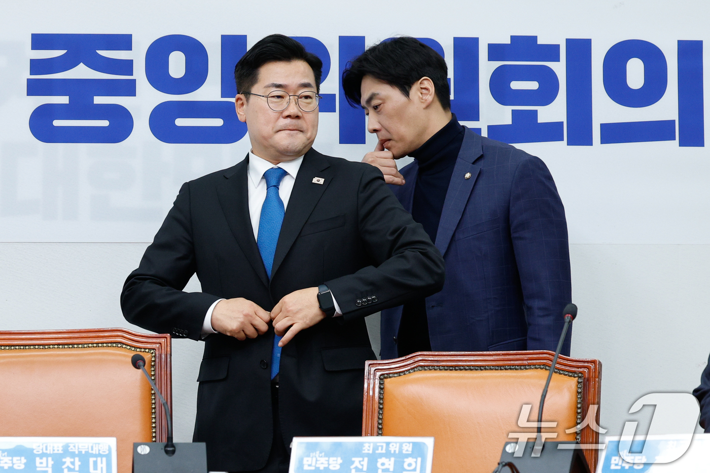 (서울=뉴스1) 안은나 기자 = 박찬대 더불어민주당 대표 직무대행 겸 원내대표가 14일 오전 서울 여의도 국회에서 열린 중앙위원회의에 입장하고 있다. 2025.4.14/뉴스1