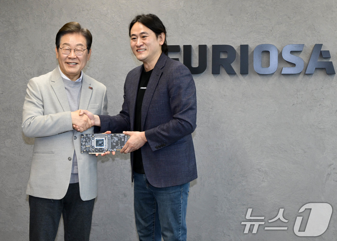 (서울=뉴스1) 국회사진취재단 = 이재명 더불어민주당 대선 예비후보가 14일 서울 강남구 퓨리오사AI에서 백준호 퓨리오사AI 대표와 기념촬영을 하고 있다. 2025.4.14/뉴스1 …