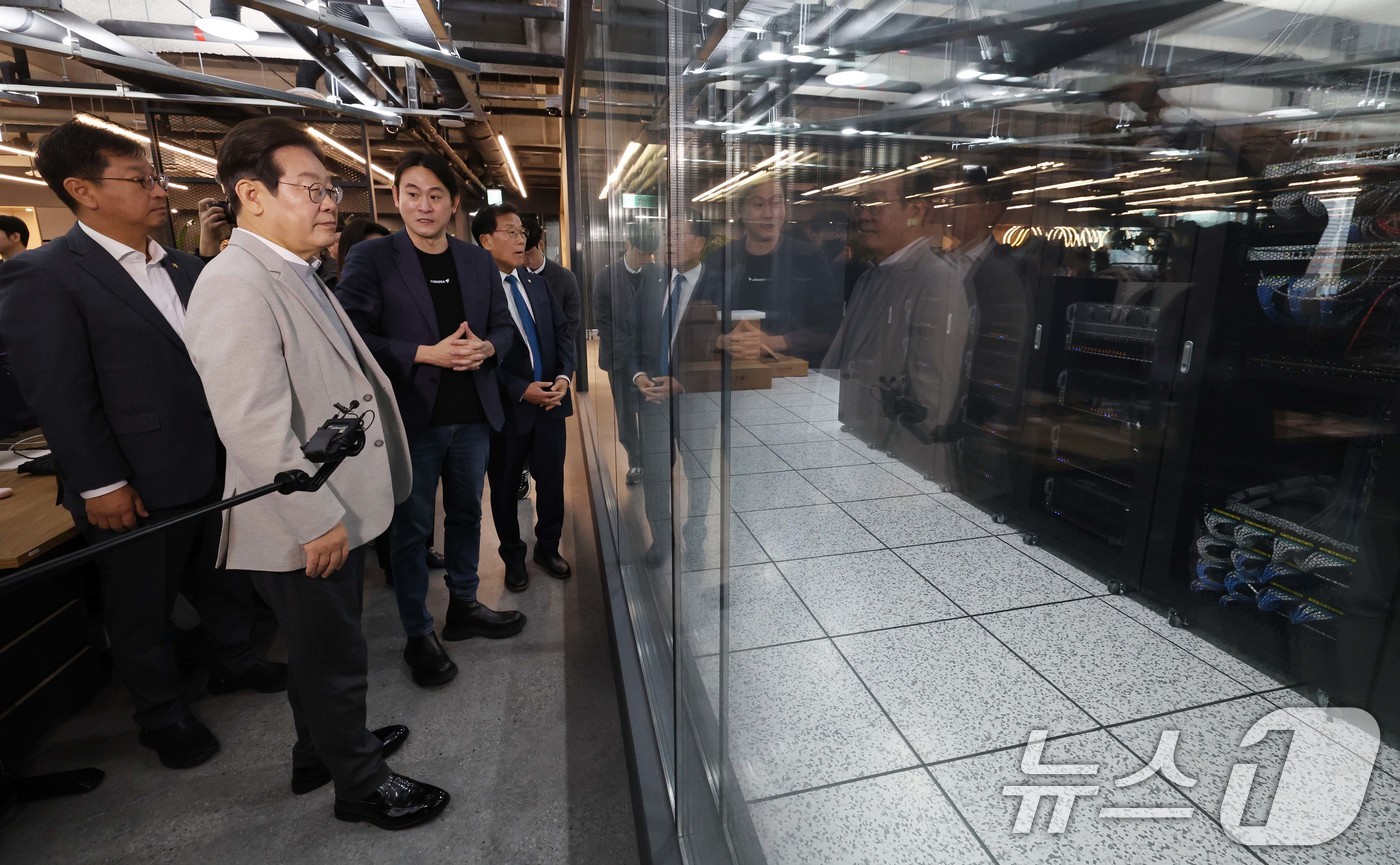 (서울=뉴스1) 국회사진취재단 = 이재명 더불어민주당 대선 예비후보가 14일 서울 강남구 퓨리오사AI를 찾아 백준호 대표에게 서버에 관한 설명을 듣고 있다. 2025.4.14/뉴스 …