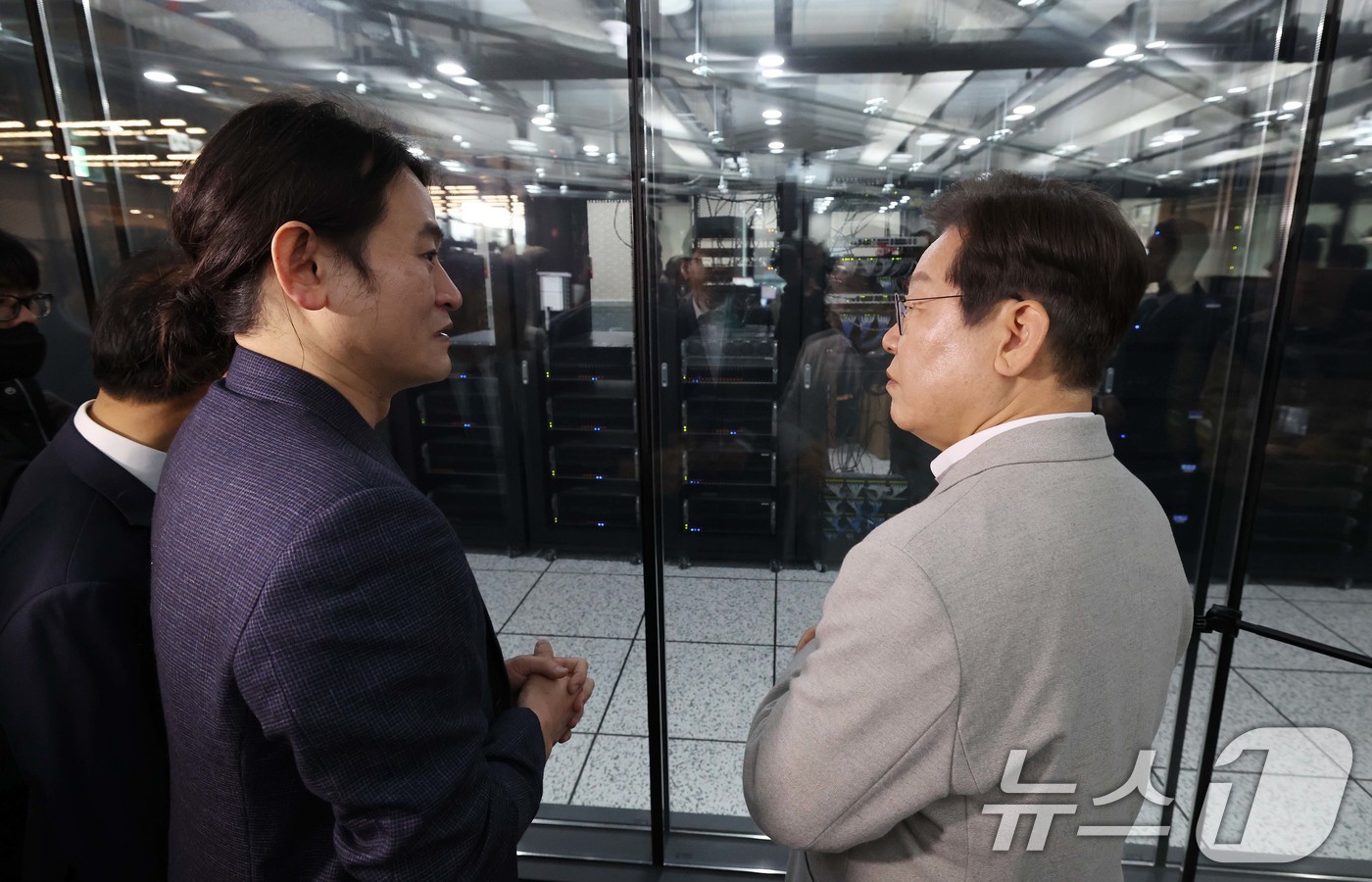 (서울=뉴스1) 국회사진취재단 = 이재명 더불어민주당 대선 예비후보가 14일 서울 강남구 퓨리오사AI를 찾아 백준호 대표에게 서버에 관한 설명을 듣고 있다. 2025.4.14/뉴스 …