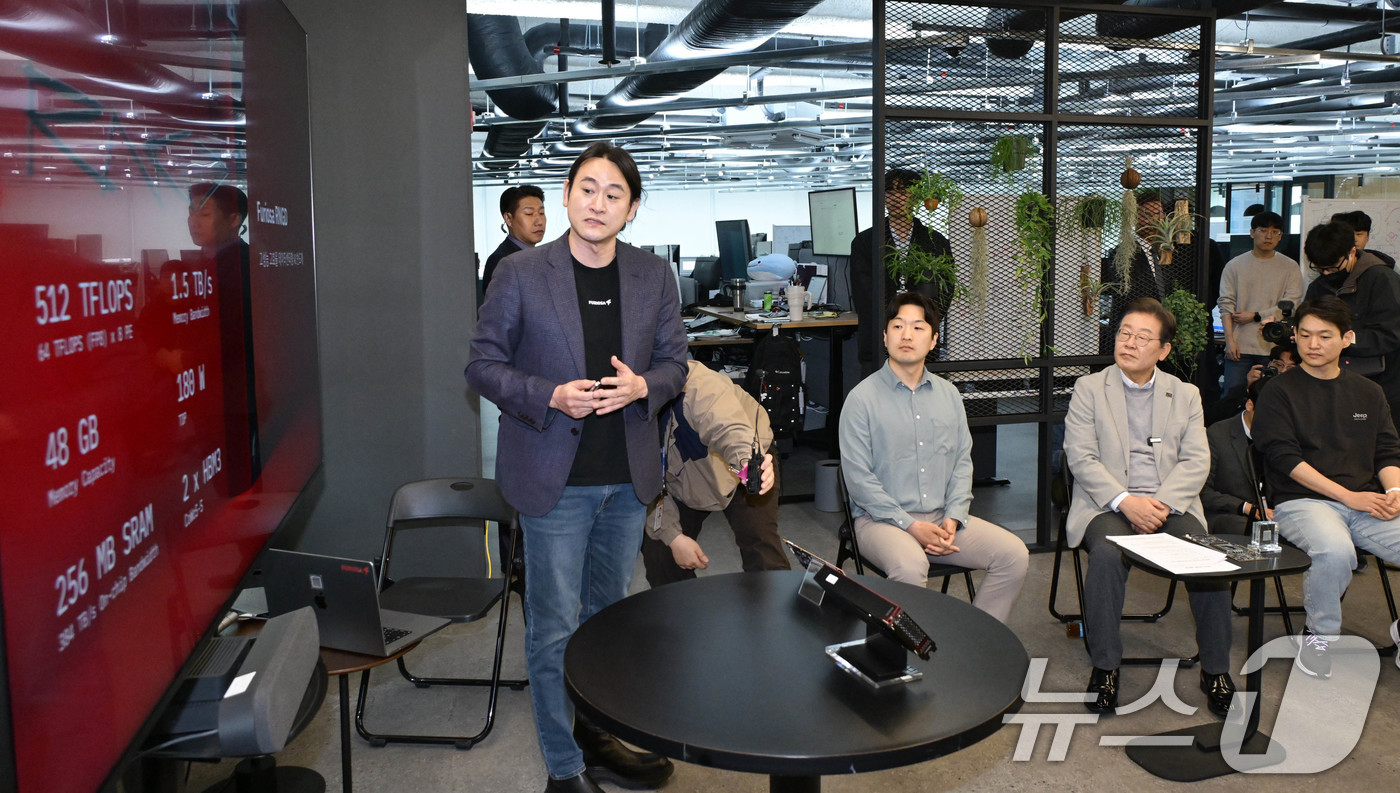 (서울=뉴스1) 국회사진취재단 = 이재명 더불어민주당 대선 예비후보가 14일 서울 강남구 퓨리오사AI에서 백준호 퓨리오사AI 대표의 기술소개를 듣고 있다.  2025.4.14/뉴스 …