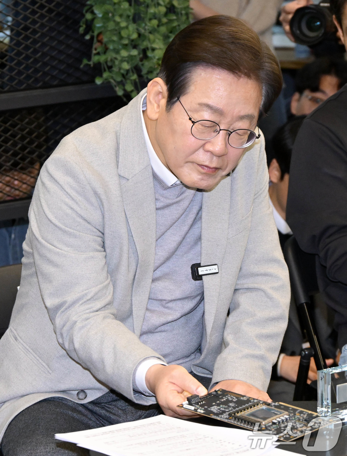 (서울=뉴스1) 국회사진취재단 = 이재명 더불어민주당 대선 예비후보가 14일 서울 강남구 퓨리오사AI에서 백준호 퓨리오사AI 대표의 기술소개를 들으며 NPU칩을 살펴보고 있다. …