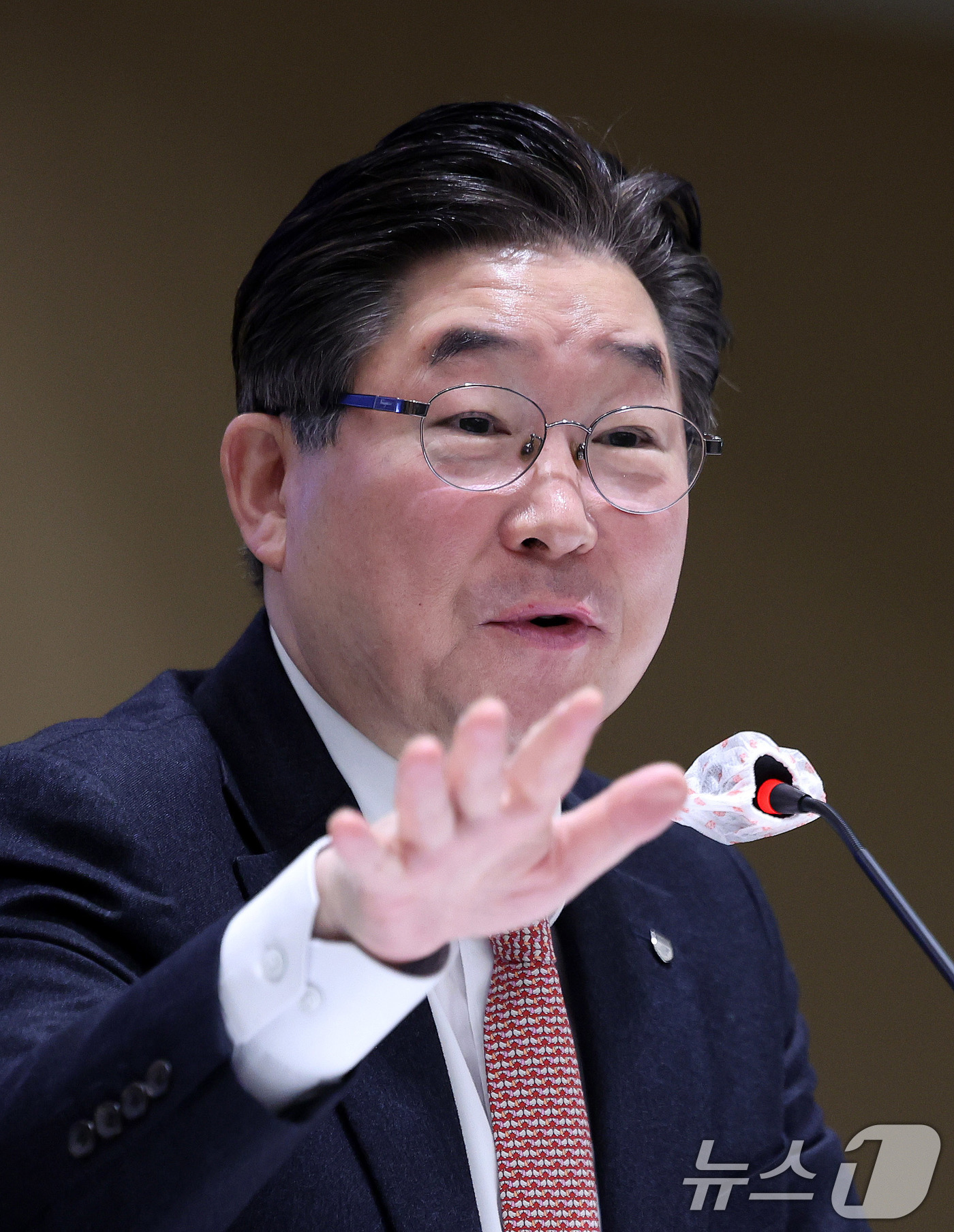 (서울=뉴스1) 박지혜 기자 = 김동원 고려대 총장이 14일 서울 성북구 고려대학교 SK미래관 최종현홀에서 열린 개교 120주년 및 취임 2주년 총장 초청 기자간담회에서 취재진 질 …