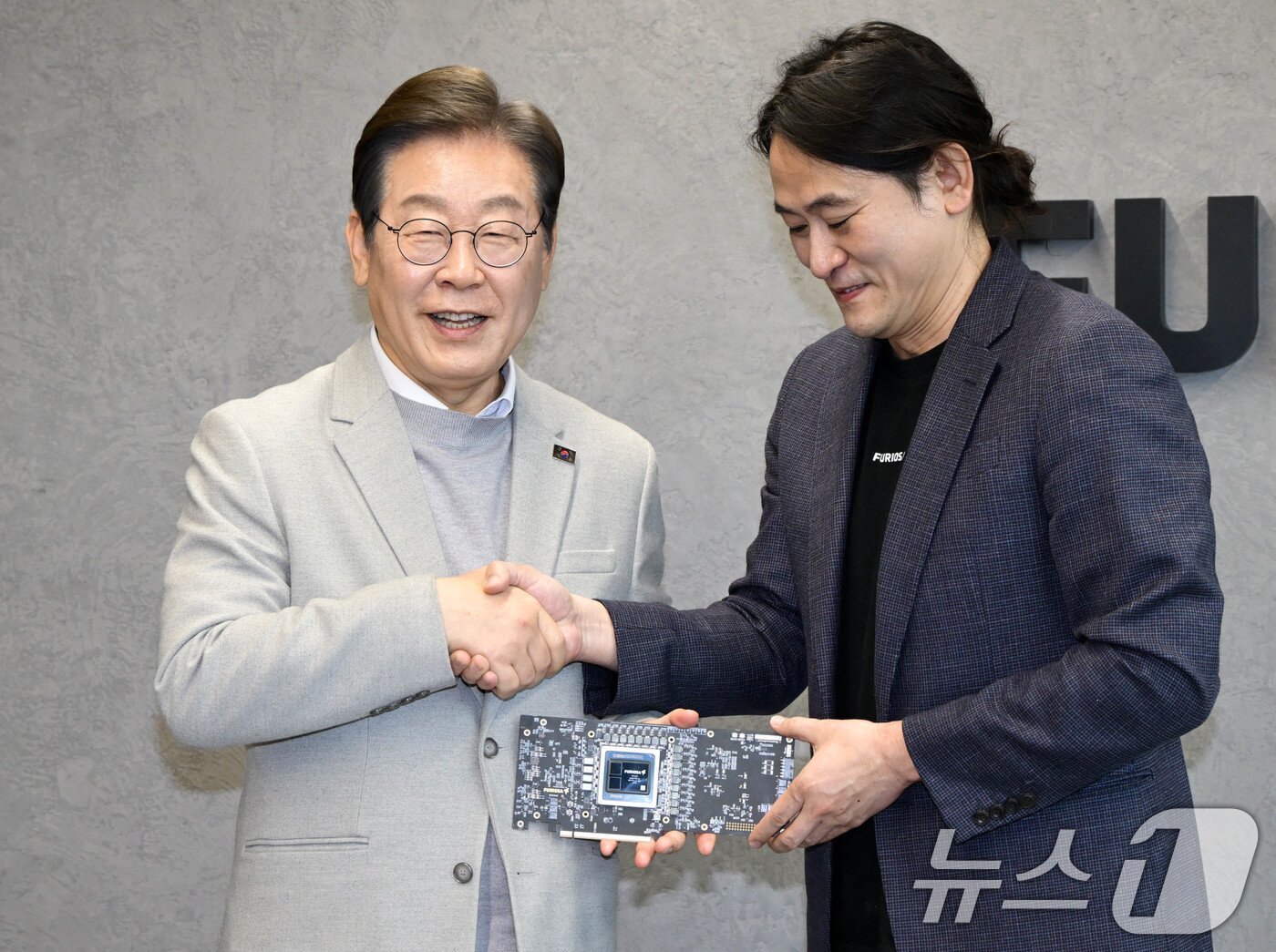 본문 이미지 - 이재명 더불어민주당 대선 예비후보가 14일 서울 강남구 퓨리오사AI에서 백준호 퓨리오사AI 대표와 악수하고 있다. 2025.4.14/뉴스1 ⓒ News1 국회사진취재단