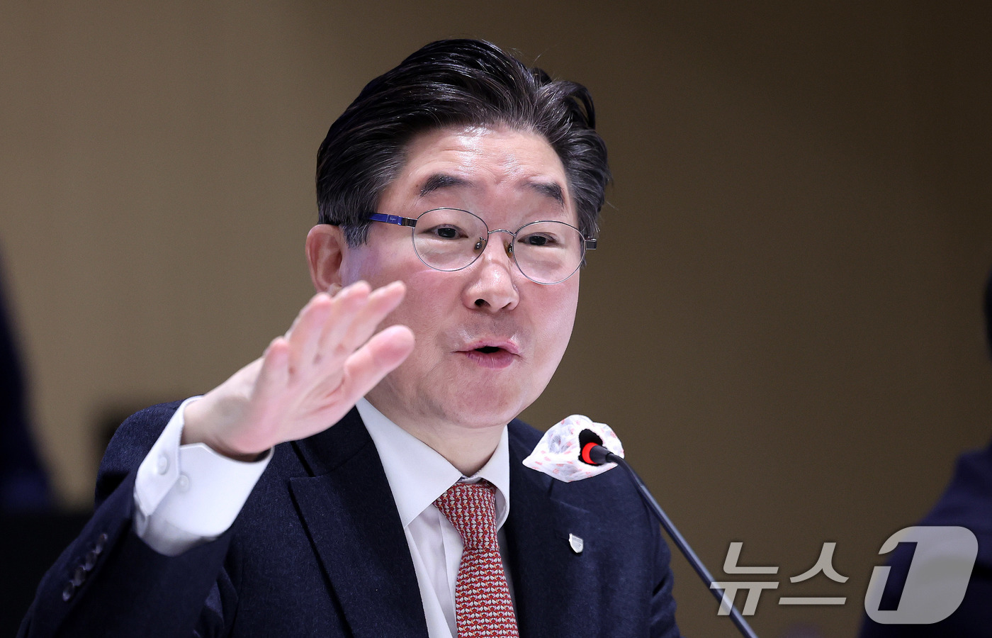 (서울=뉴스1) 박지혜 기자 = 김동원 고려대 총장이 14일 서울 성북구 고려대학교 SK미래관 최종현홀에서 열린 개교 120주년 및 취임 2주년 총장 초청 기자간담회에서 취재진 질 …