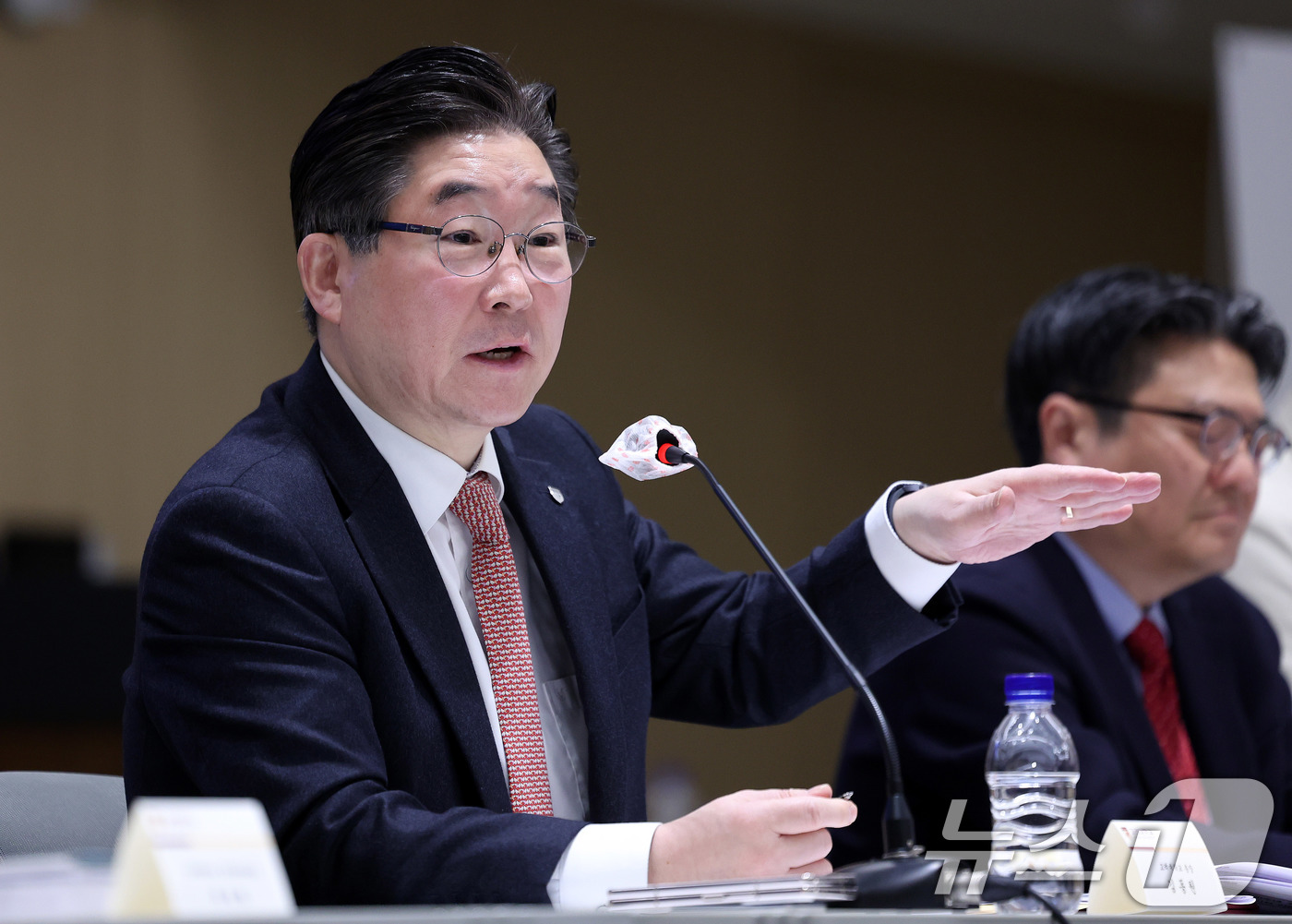 (서울=뉴스1) 박지혜 기자 = 김동원 고려대 총장이 14일 서울 성북구 고려대학교 SK미래관 최종현홀에서 열린 개교 120주년 및 취임 2주년 총장 초청 기자간담회에서 취재진 질 …