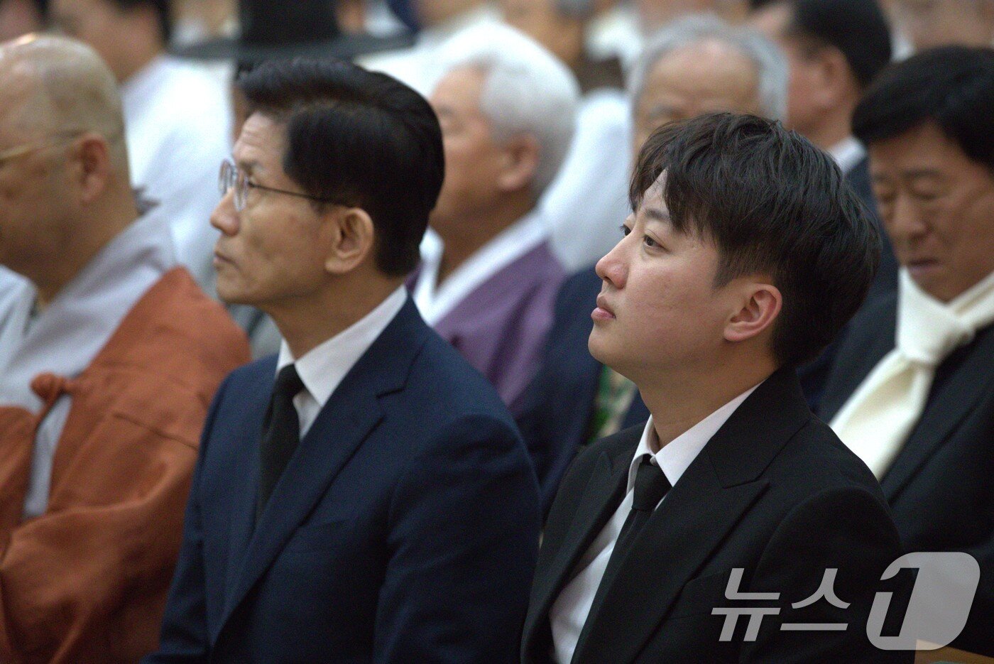 본문 이미지 - 김문수 국민의힘 대선 후보와 이준석 개혁신당 후보가 경북 안동시 목성동주교좌성당에서 엄수된 두봉 레나도 주교 장례미사에 참석하고 있다. 2025.4.14/뉴스1 ⓒ News1 신성훈 기자