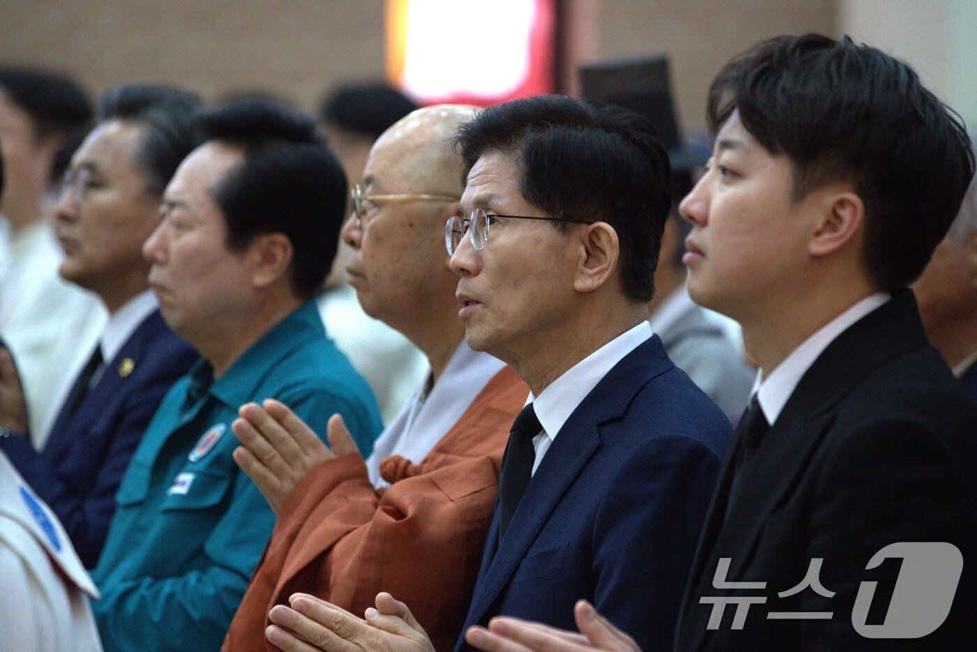 본문 이미지 - 대선 출마를 선언한 김문수 전 고용노동부 장관&#40;오른쪽 두번째&#41;과 개혁신당 이준석 대선 예비후보가 14일 경북 안동시 목성동주교좌성당에서 엄수된 두봉 레나도&#40;프랑스명 르네 뒤퐁&#41; 주교 장례미사에 참석하고 있다. 2025.4.14/뉴스1 ⓒ News1 신성훈 기자