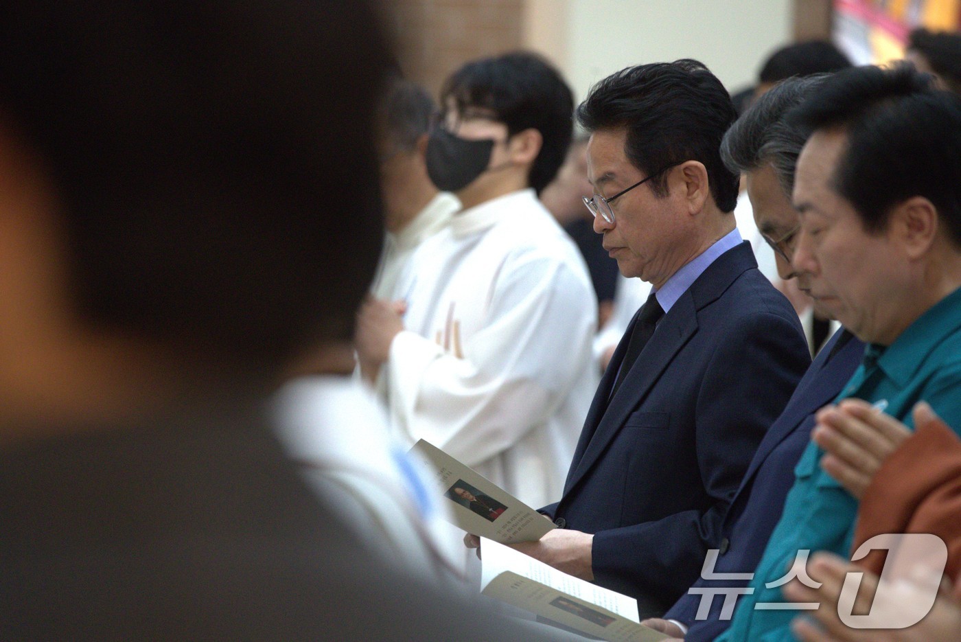 (안동=뉴스1) 신성훈 기자 = 14일 오전11시 경북 안동시 목성동주교좌성당에서 두봉 주교의 장례미사가 있었다. 이날 이철우 경북지사, 김문수 전 고용노동부 장관, 이준석 개혁신 …