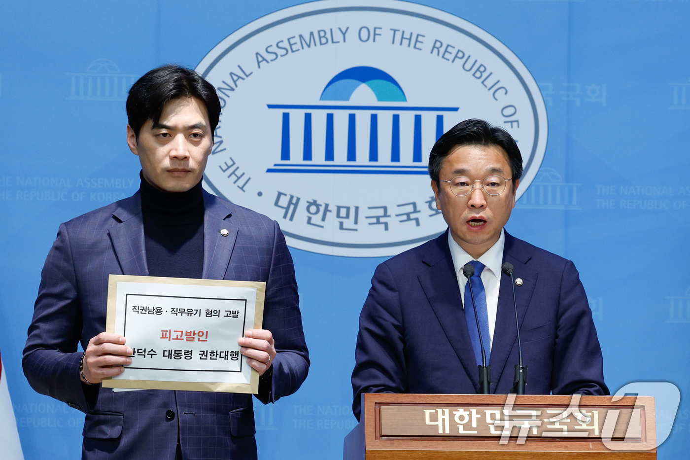 (서울=뉴스1) 안은나 기자 = 이용우 더불어민주당 법률위원장(오른쪽)과 한준호 최고위원이 14일 서울 여의도 국회 소통관에서 한덕수 대통령 권한대행 직권남용·직무유기죄 혐의 고위 …
