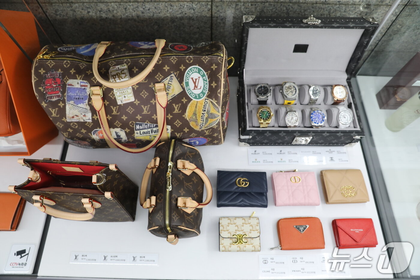 본문 이미지 -  정부대전청사 4동 1층에 설치된 ‘위조상품 팝업 전시장’  (특허청 제공.재판매 및 DB금지)/뉴스1 