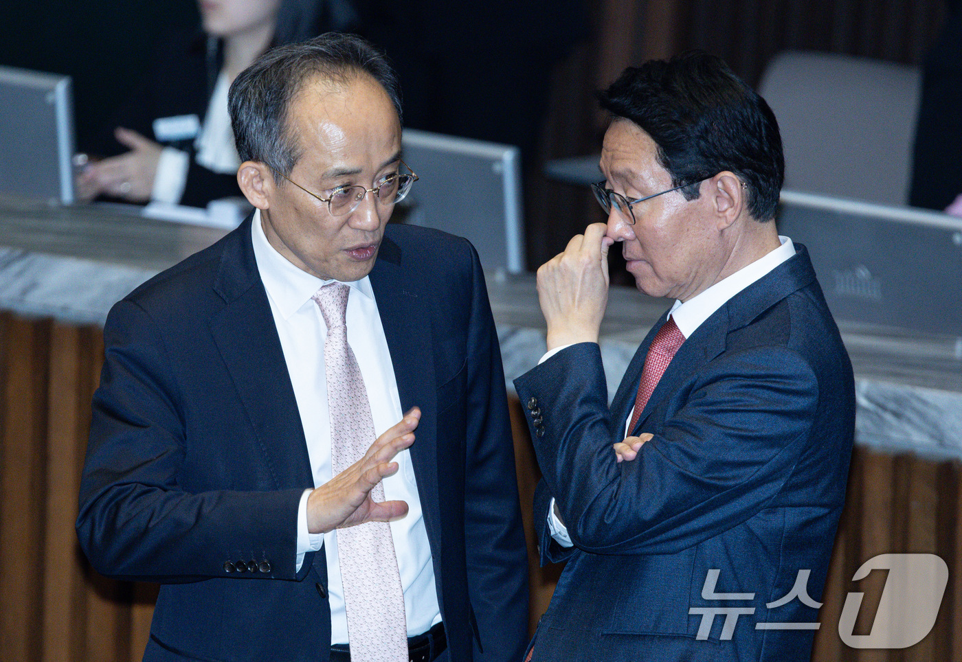 (서울=뉴스1) 이재명 기자 = 김상훈 국민의힘 정책위의장(오른쪽)과 추경호 의원이 14일 오후 서울 여의도 국회에서 열린 제424회 국회(임시회) 제2차 본회의에서 대화를 나누고 …