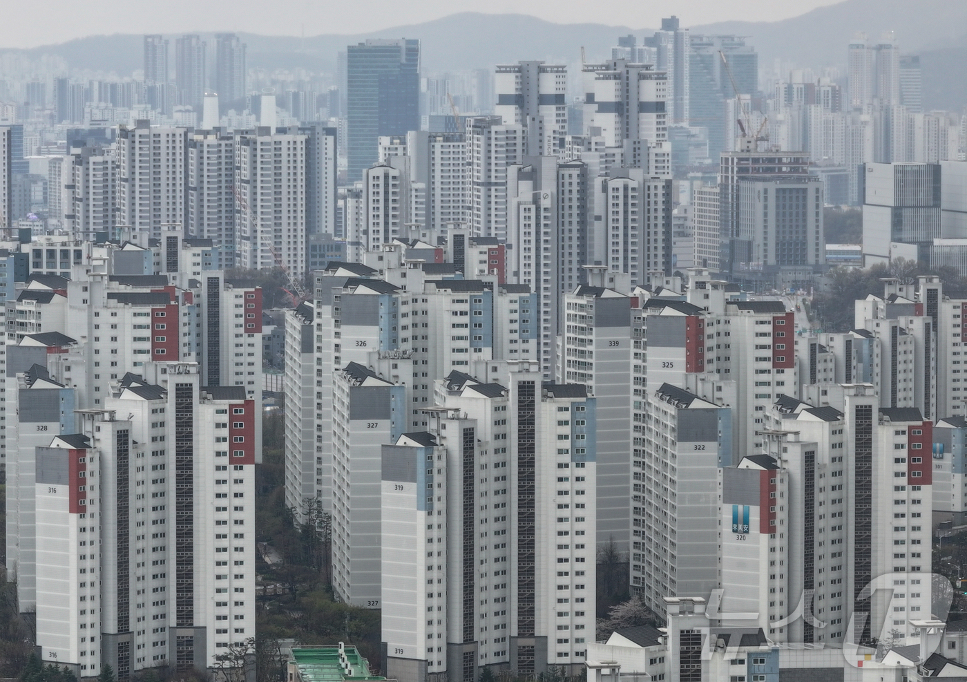 (과천=뉴스1) 김도우 기자 = 강남의 '옆세권'으로 불리는 과천시 아파트값이 강남3구(강남·서초·송파구)를 제치고 전국에서 가장 높은 상승률을 기록했다.KB부동산의 '주간 KB아 …