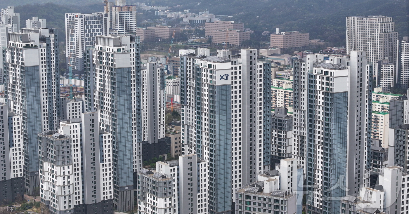 (과천=뉴스1) 김도우 기자 = 강남의 '옆세권'으로 불리는 과천시 아파트값이 강남3구(강남·서초·송파구)를 제치고 전국에서 가장 높은 상승률을 기록했다.KB부동산의 '주간 KB아 …