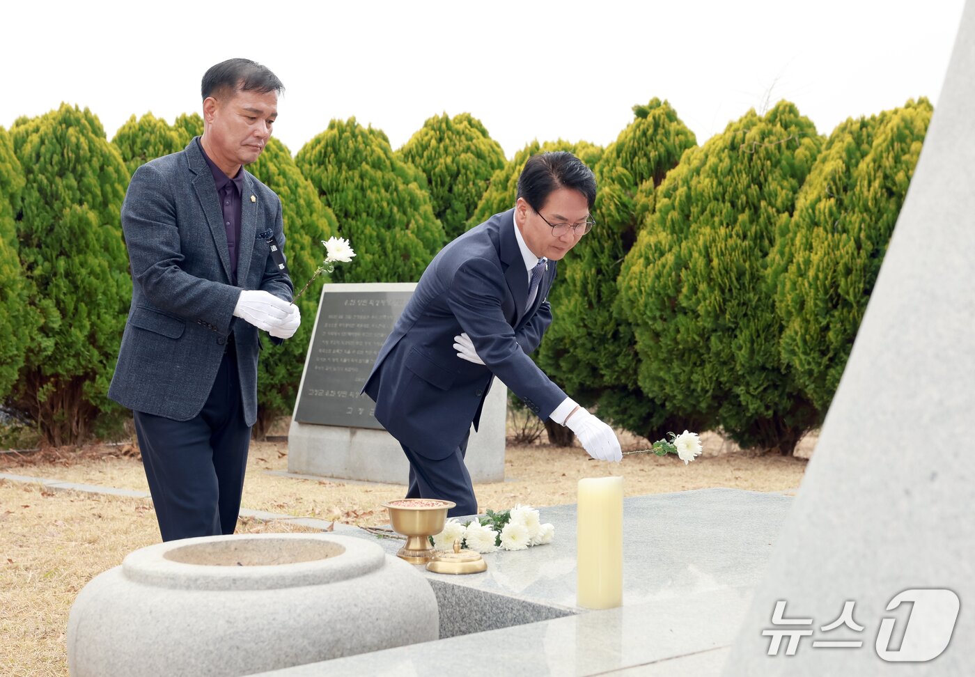 본문 이미지 - 고창군 6·25 양민희생자 합동위령제에서 심덕섭 군수(오른쪽)와 조민규 의장이 위령탑에 헌화하고 있다.(고창군 제공. 재판매 및 DB금지)