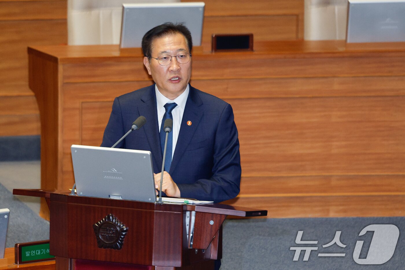 본문 이미지 - 박성재 법무부 장관이 14일 오후 서울 여의도 국회 본회의장에서 김영배 더불어민주당 의원의 정치·외교·통일·안보에 관한 대정부질문에 답하고 있다. 2025.4.14/뉴스1 ⓒ News1 안은나 기자