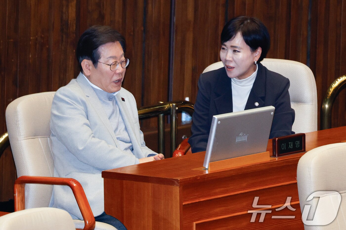 본문 이미지 - 이재명 대통령과 전현희 최고위원이 대화하고 있다. 2025.4.14/뉴스1 ⓒ News1 안은나 기자