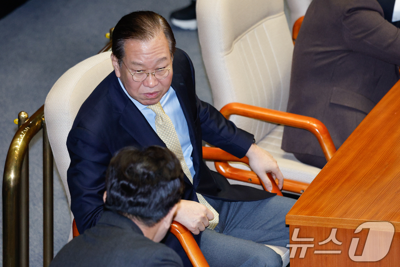 (서울=뉴스1) 안은나 기자 = 권영세 국민의힘 비상대책위원장과 권성동 원내대표가 14일 오후 서울 여의도 국회 본회의장에서 정치·외교·통일·안보에 관한 대정부질문이 진행중인 가운 …