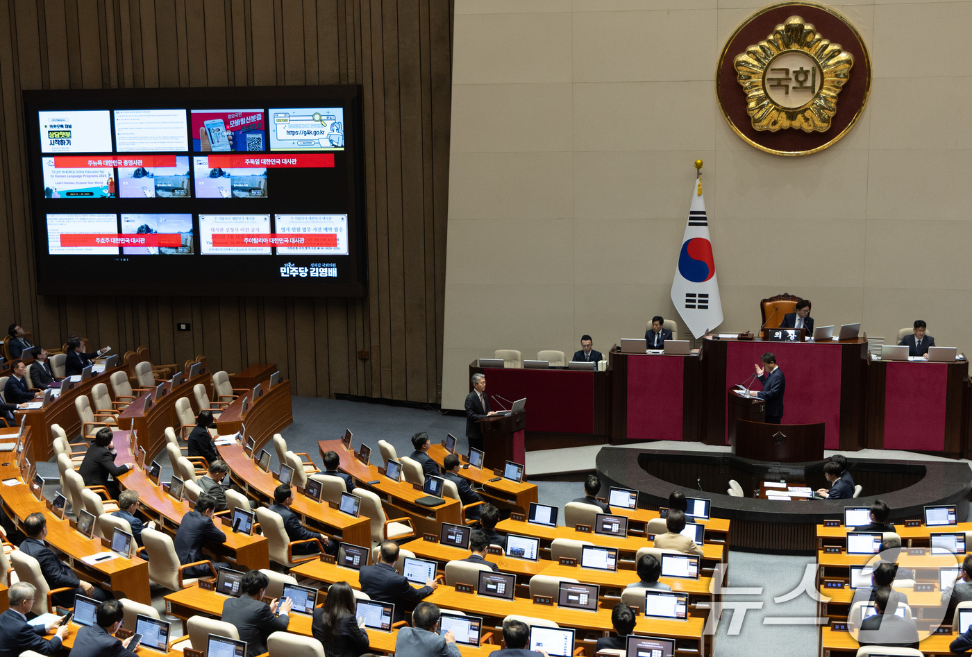 (서울=뉴스1) 이재명 기자 = 김영배 더불어민주당 의원이 14일 오후 서울 여의도 국회에서 열린 제424회 국회(임시회) 제2차 본회의에서 김홍균 외교부 제1차관에게 정치·외교· …