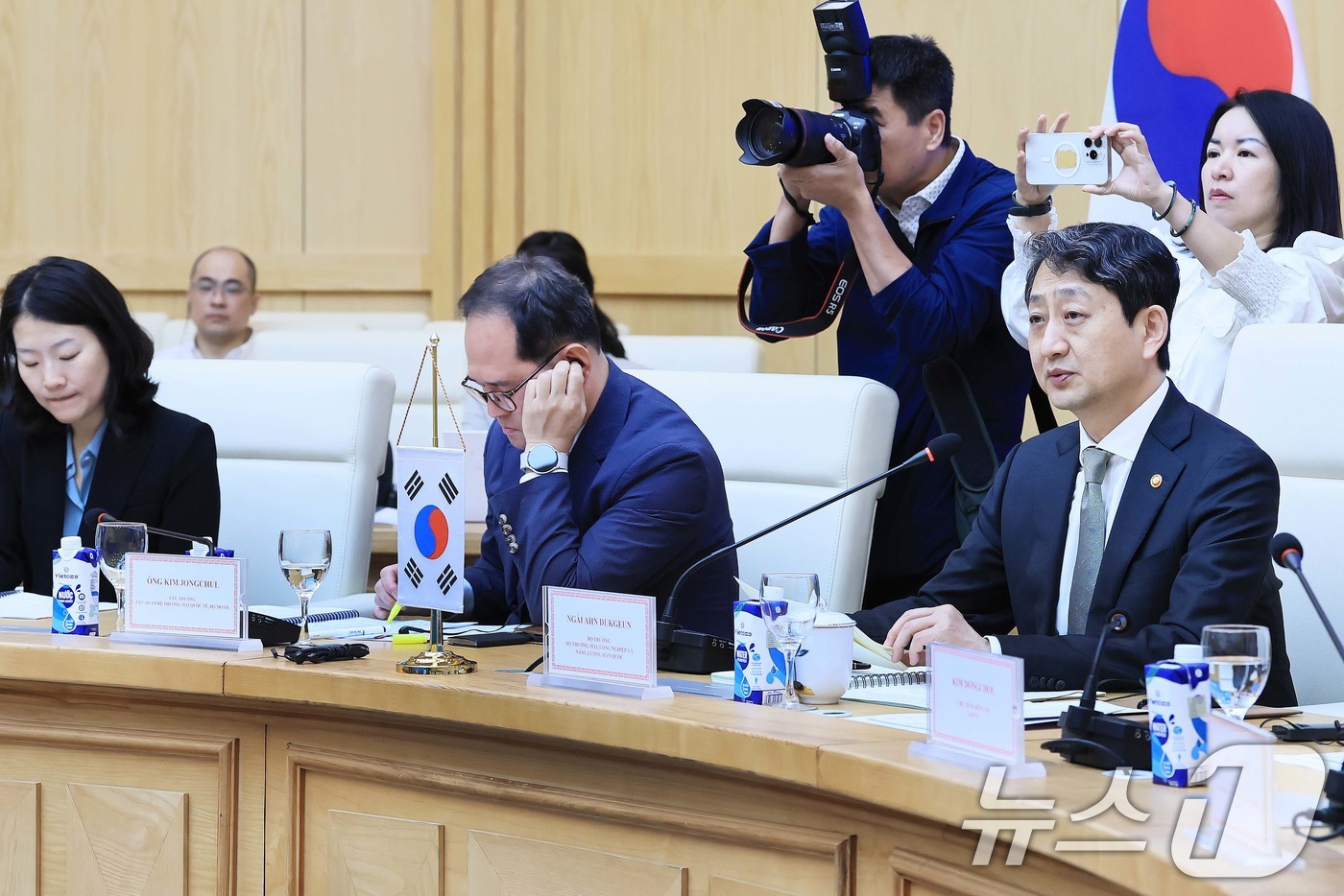(서울=뉴스1) = 안덕근 산업통상자원부 장관이 14일(현지시간) 베트남 하노이 산업무역부 회의실에서 응우옌 홍 디엔 베트남 산업무역부 장관을 비롯한 한·베트남 양국 정부대표단이 …